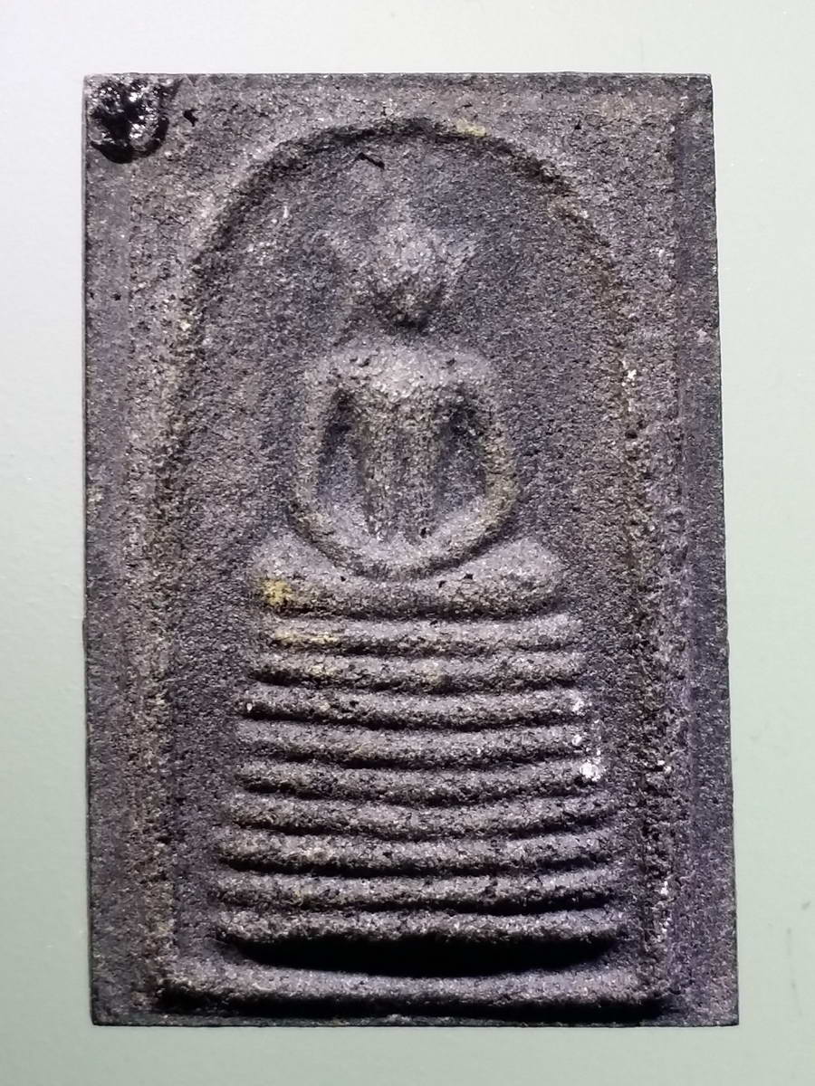 รหัสสินค้าพระ ไม่ทราบที่ 463 พระสมเด็จฐาน 9 ชั้น ไม้งิ้วดำ ไม่ทราบที่ พระองค์นี้เอากล้องส่องจะเห็นว่าพระสร้างขึ้น 2 ชั้นครับ ไม่ได้เป็นไม้งิ้วดำแกะนะครับ น่าจะเอาผง มากดพิมพ์ติดกับไม้งิ้วดำอีกชั้นหนึ่ง พระรายการนี้ให้เช่าบูชาแล้ว