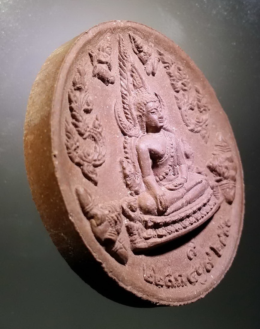 รหัสสินค้า พระมีกล่อง 424 พระพุทธชินราชเนื้อผงว่านสีน้ำตาล รุ่นพิเศษมหาเศรษฐี หลังพระมหาเจดีย์พระบรมสารีริกธาตุ วัดเสนาสน์ อำเภอวัดโบสถ์ จังหวัดพิษณุโลก