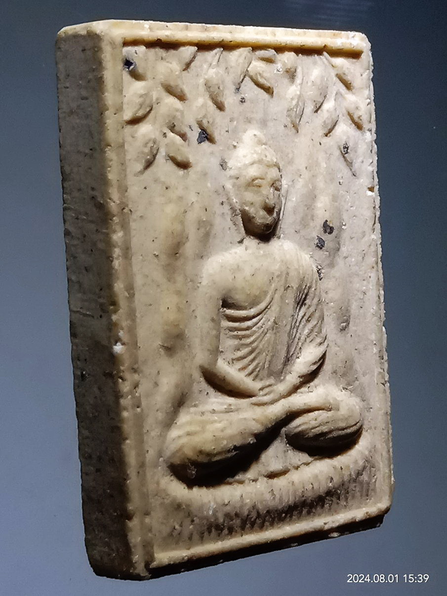 รหัสสินค้า พระเนื้อดิน เนื้อผง เนื้อว่าน 536 พระพุทธเจ้ามหาศาสดาโลก เนื้อผง หลังยันต์พระเจ้าห้าพระองค์ นะโมพุทธายะ ไม่ทราบที่