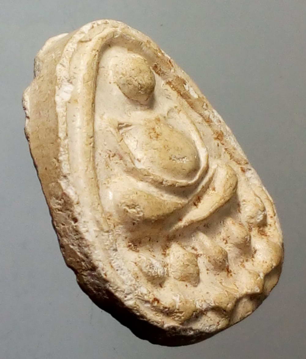 รหัสสินค้า พระไม่ทราบที่ 199 พระสังกัจจายน์วัดเงิน คลองเตย พิมพ์ไม่มีหู บางคนดูเป็นพระกรุ บางคนดูเป็นพระเกจิ ไม่ทราบที่ครับ