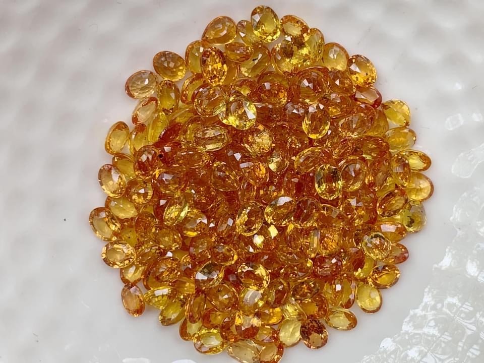 บุษราคัมไข่ 4x3 mm. 1 กะรัต