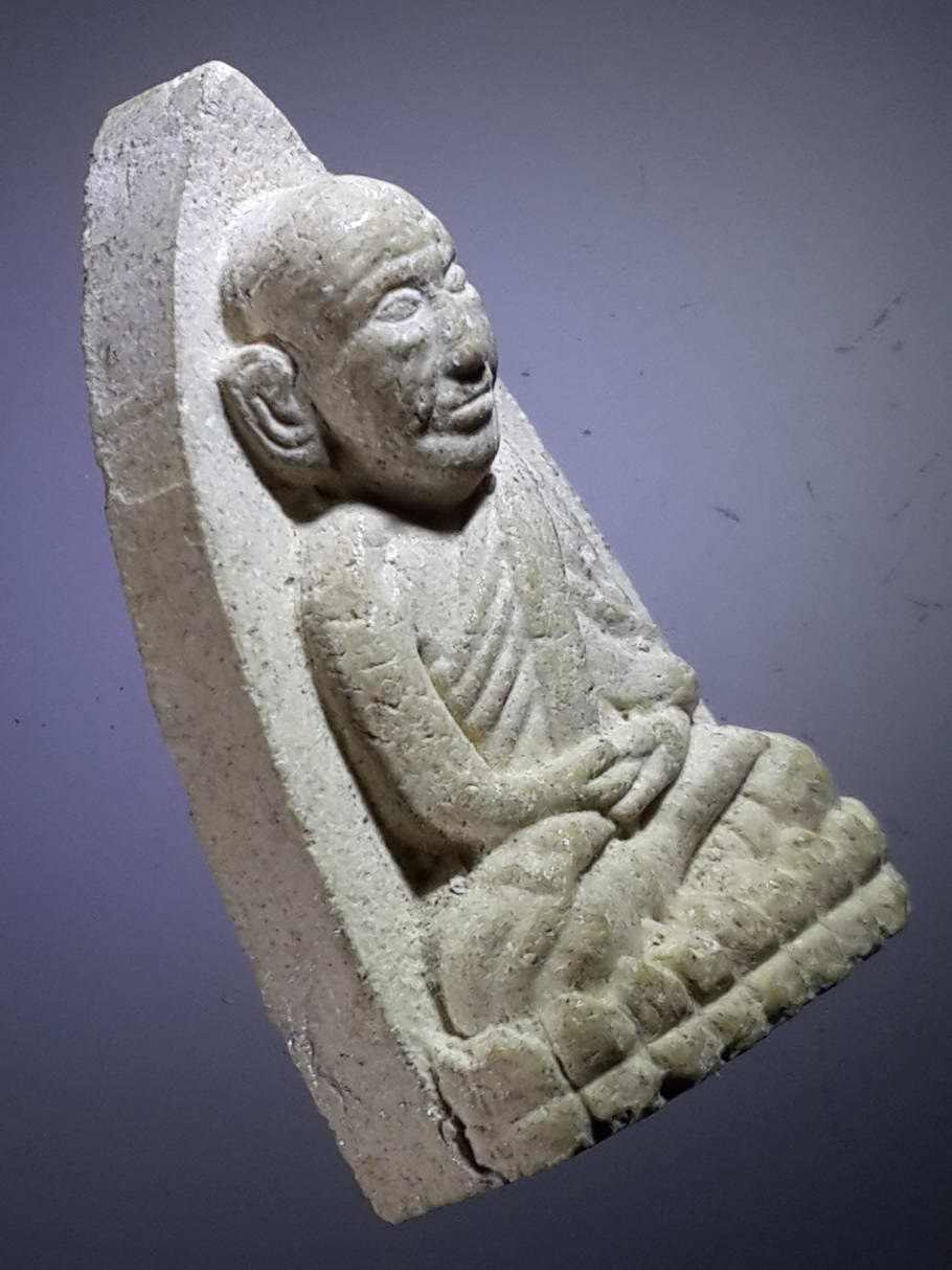 รหัสสินค้า หลวงปู่ทวด วัดต่างๆ 386 หลวงปู่ทวด เนื้อผงสีขาวหลังเรียบ ไม่ทราบวัด