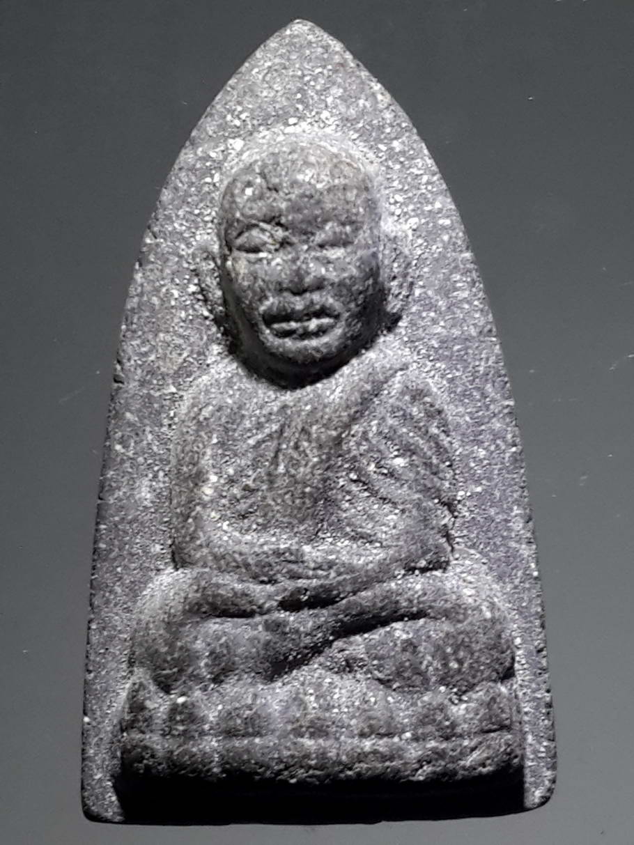 รหัสสินค้า หลวงปู่ทวด วัดต่างๆ 326 หลวงปู่ทวด วัดช้างให้ จังหวัดปัตตานี เนื้อว่าน พิมพ์เตารีด หลังตัวหนังสือนูน พระองค์นี้มีไขขึ้น พระเริ่มเก่ามีอายุแล้วครับ