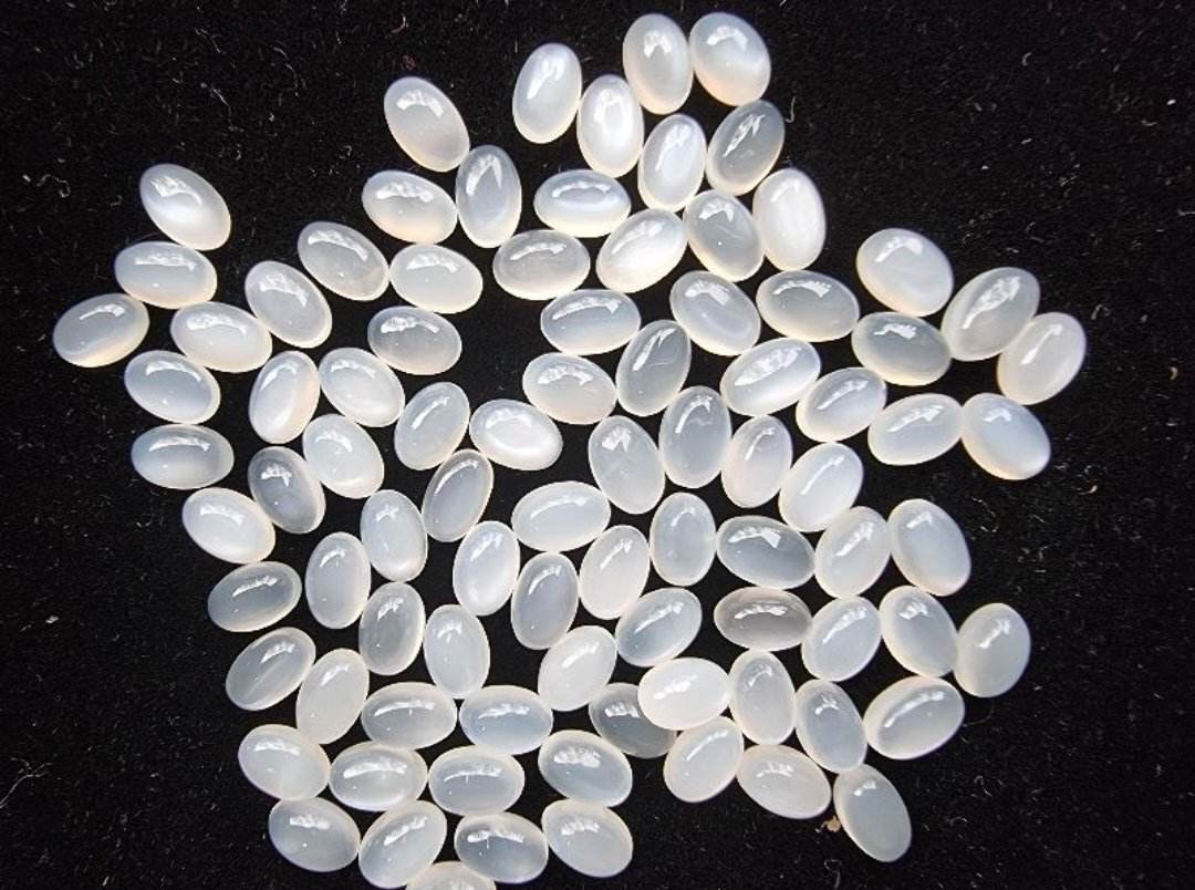มูนสโตนไข่หลังเบี้ย 6x4 mm. 5 กะรัต