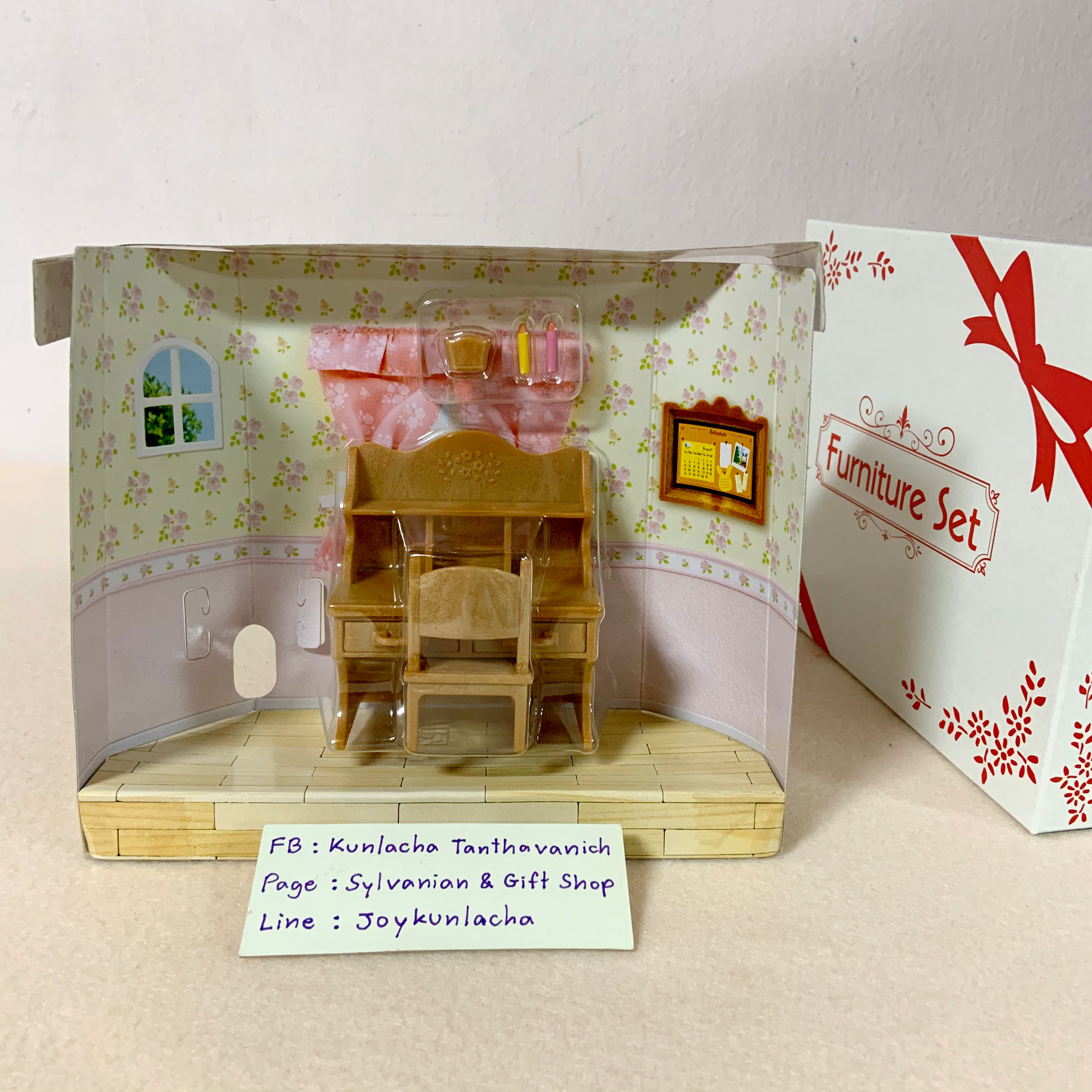 เฟอร์นิเจอร์โต๊ะเขียนหนังสือเด็ก พร้อมที่วางดินสอ และดินสอจิ๋ว ตกแต่งบ้านตุ๊กตา (งานรุ่น Easy Buy) ซิลวาเนียนแท้ Child Desk Set : Sylvanian Families