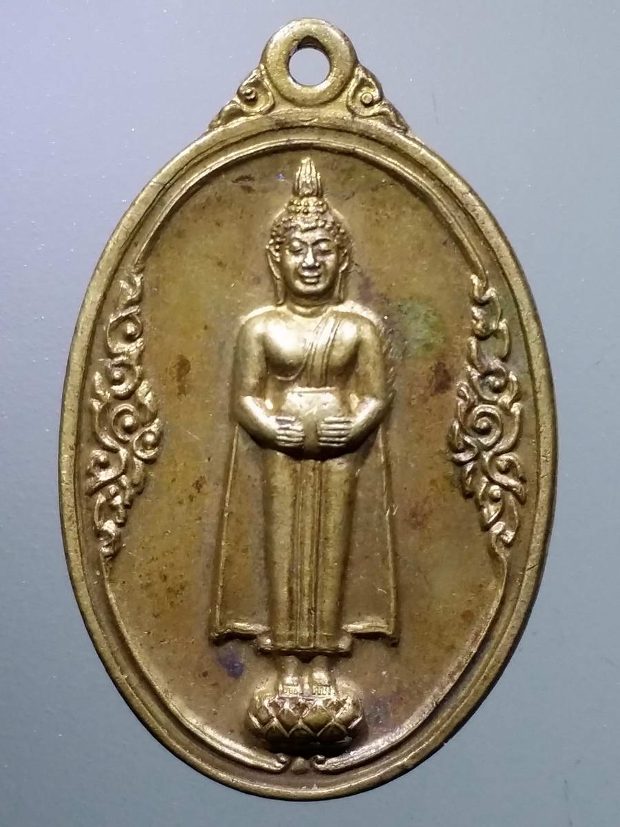 รหัสสินค้าเหรียญพระพุทธ 2841 เหรียญทองฝาบาตร หลวงพ่อวัดบ้านแหลม วัดเพชรสมุทรวรวิหาร สร้างปี 2548 พระรายการนี้ให้เช่าบูชาแล้ว