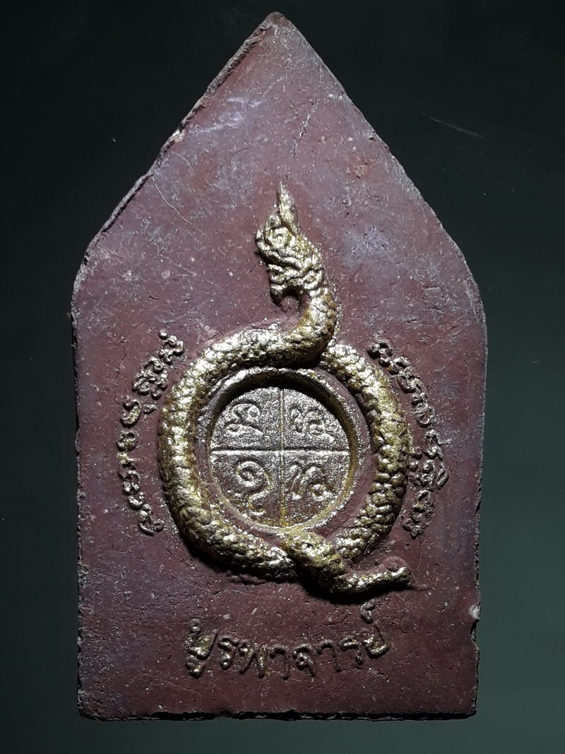 หัสสินค้า พระเนื้อดิน ผง ว่าน 10475 พระขุนแผน เนื้อแดงปัดทอง รุ่นบูรพาจารย์ หลังพญานาค ด้านหน้าและหลังโรยผงตะไบ ปี 48 สุดยอดพิธีเสก 74 รูป ลป.พิศดู, ลป.ท่อน,ลป.หงษ์ ร่วมเสก