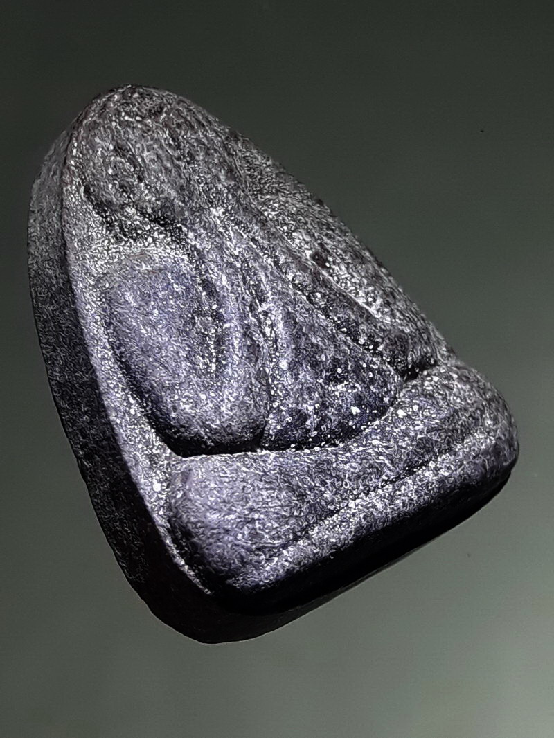 รหัสสินค้า พระเนื้อดิน ผง ว่าน 10466 พระปิดตาเนื้อผงหลังยันต์ มีตัวอักษรภาษาจีนอยู่ด้านล่างด้านหลัง ไม่ทราบที่ เนื้อหาไม่ธรรมดา