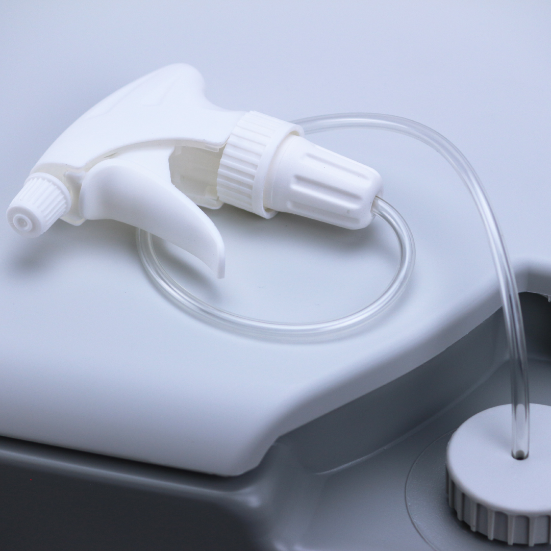 สุขาเคลื่อนที่ รุ่น P.1 ฝารองนั่งแบบวงรี ความจุน้ำสะอาด 12 ลิตร ความจุของเสีย 21 ลิตร ฟรีสายฉีดชำระ