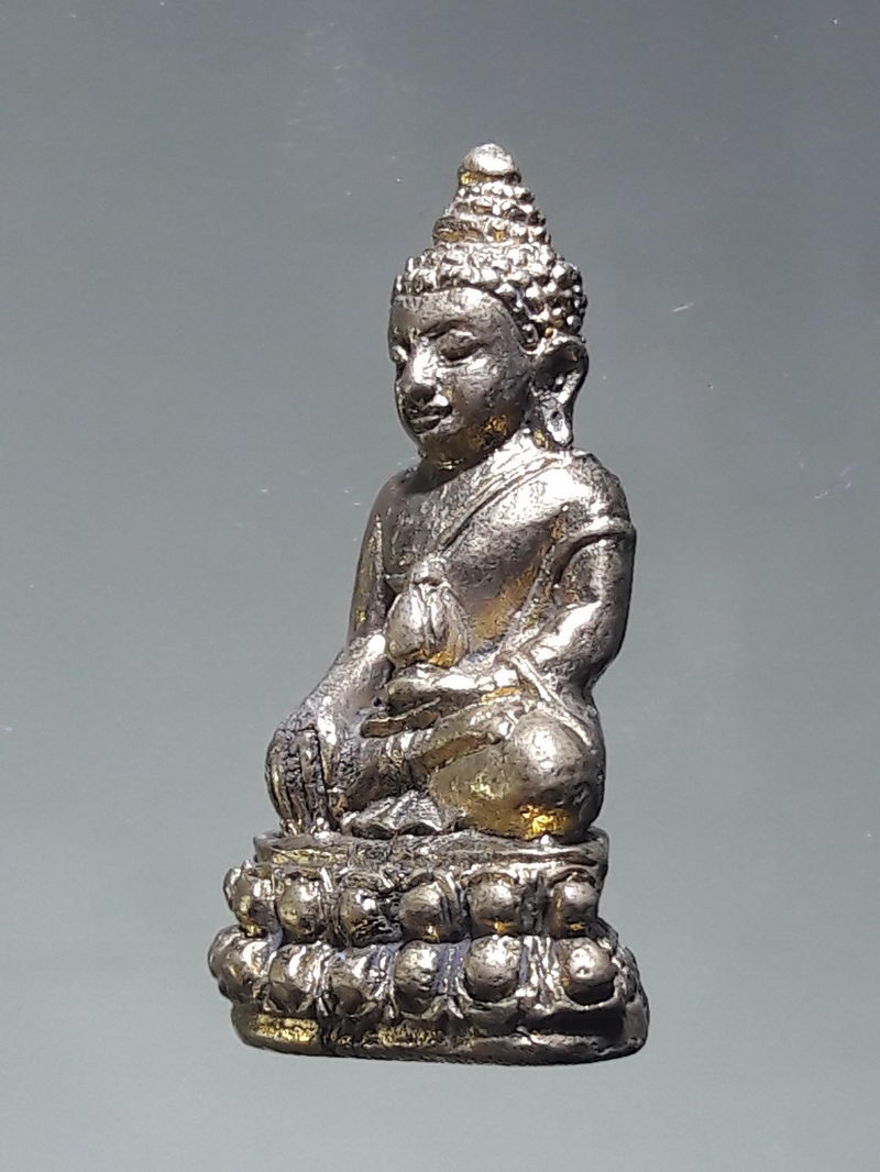 รหัสสินค้า พระมีกล่อง 304 พระกริ่งชัยชนะ หลวงพ่อเอิบ วัดซุ้มกระต่าย อำเภอสรรพยา จังหวัดชัยนาท ขนาดเทียบกับเหรียญบาท พระสวยกล่องเดิม