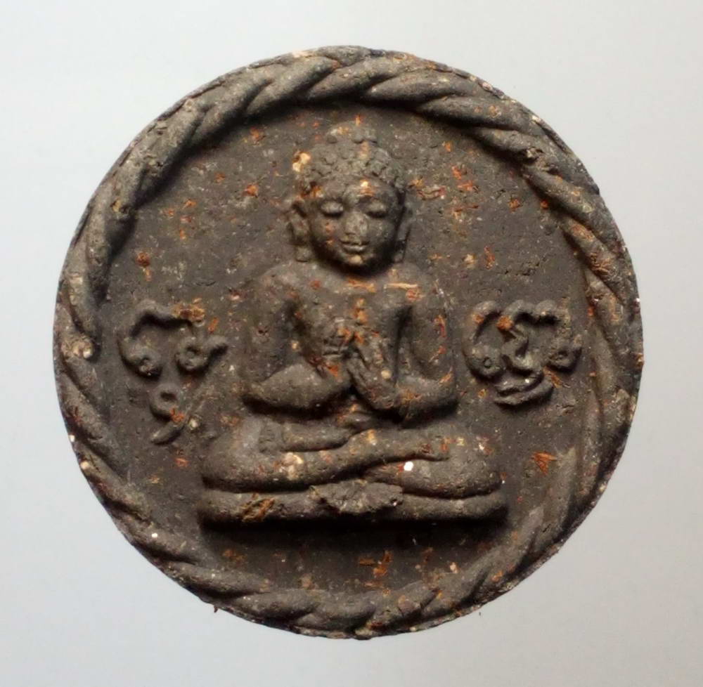 รหัสสินค้า หลวงปู่ทวด วัดต่างๆ 193 หลวงปู่ทวด เนื้อผงใบลาน พิมพ์ขอบเกลียวเชือก วัดห้วยมงคล จังหวัดประจวบคีรีขันธ์ หลังพิมพ์พระพุทธปางปฐมเทศนา พระรายการนี้ให้เช่าบูชาแล้ว