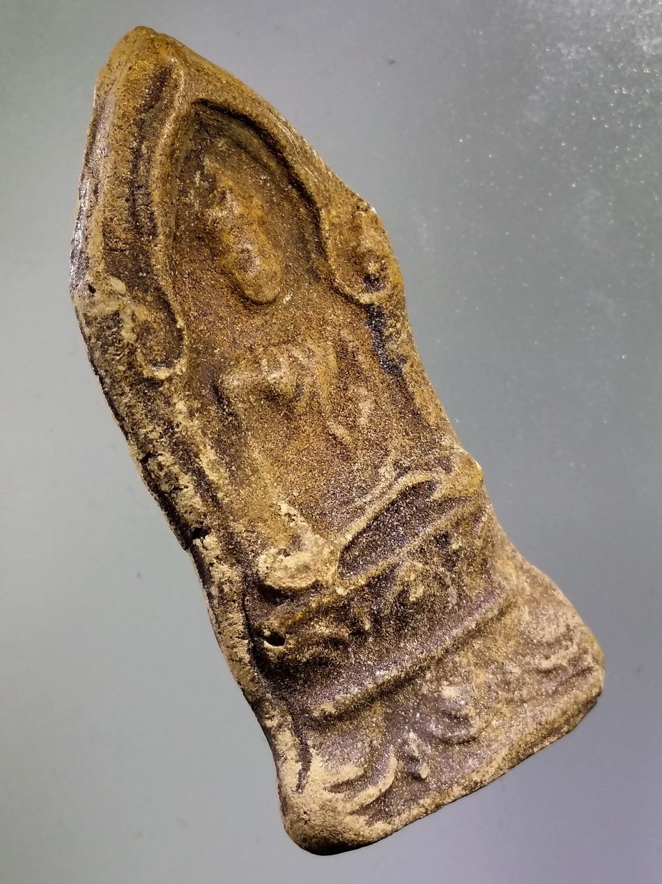 รหัสสินค้า พระกรุ 099 พระยอดขุนพล พิมพ์ฐานสูง กรุเตาเชลียง จังหวัดสุโขทัย วรรณะออกขาว (คล้ายเนื้อดินขาวครับ)