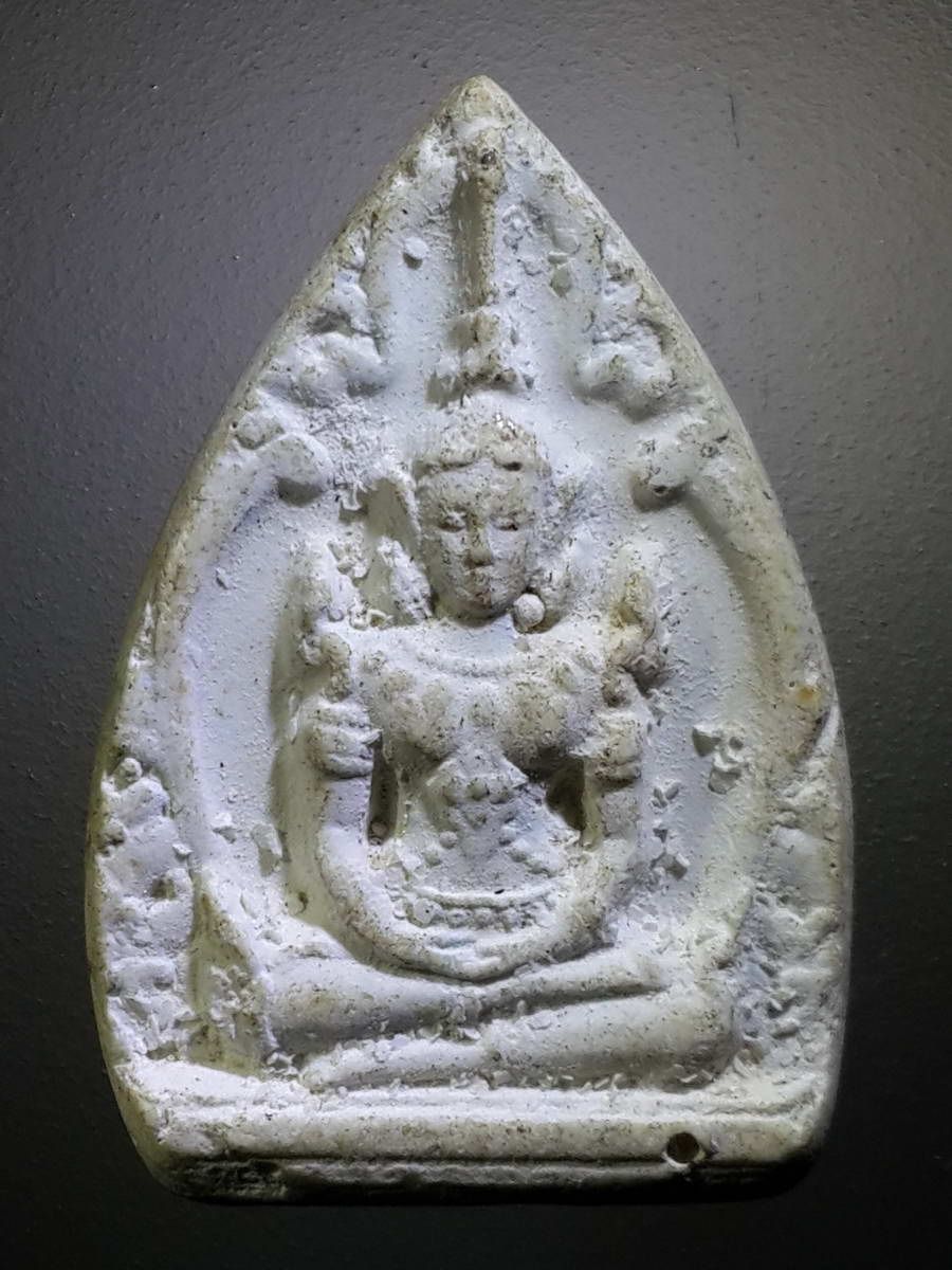 รหัสสินค้า พระเนื้อดิน เนื้อผง เนื้อว่าน 2485 พระพุทธ เนื้อผงจักรพรรดิ์ หลวงตาม้าวัดถ้ำเมืองนะ จังหวัดเชียงใหม่ พระองค์นี้ผมรับประกันแท้ครับ จุดที่สังเกต พระทุกองค์จะต้องมีสีคราม อยู่ในเนื้อพระ แทบทุกองค์ ใช้กล้องส่องพระ ส่องดูจะเห็นครับ