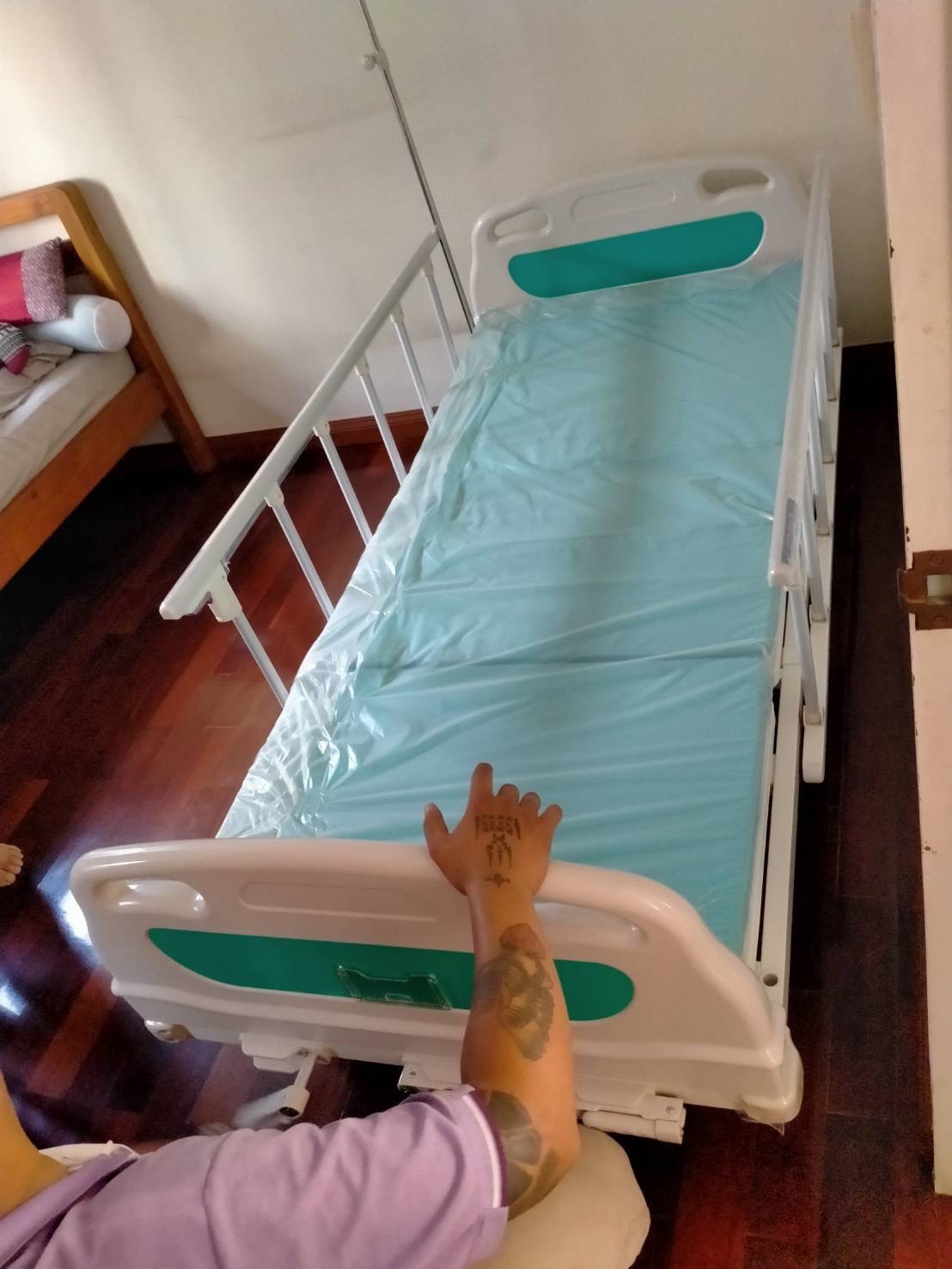 เตียงผู้ป่วยมือหมุน 3 ไกร์ A328P หัว-ท้าย ABS ราวสไลด์ (Manual Hospital Bed) ปรับเตียงต่ำพิเศษ 37 ซม. เท้าสัมผัสพื้นได้อย่างปลอดภัย + แถมพิเศษ ฟูกที่นอน 4 ตอน + เสาน้ำเกลือเสียบหัวเตียง (รุ่นขายดี)