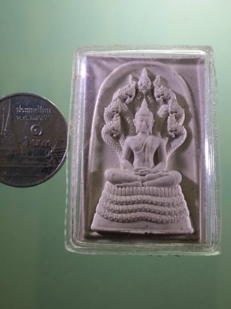 รหัสสินค้า พระเนื้อดิน เนื้อผง เนื้อว่าน 056 พระนาคปรกเนื้อผง รุ่นบูรณะเจดีย์ศรีมหาธาตุ วัดพระศรีมหาธาตุ บางเขน เจ้าของเดิมเลี่ยมจับขอบทองไว้ แต่ไม่ได้ไปเลี่ยมทอง ไม่เคยผ่านการแขวนบูชามาก่อน พระสภาพสวยมาก