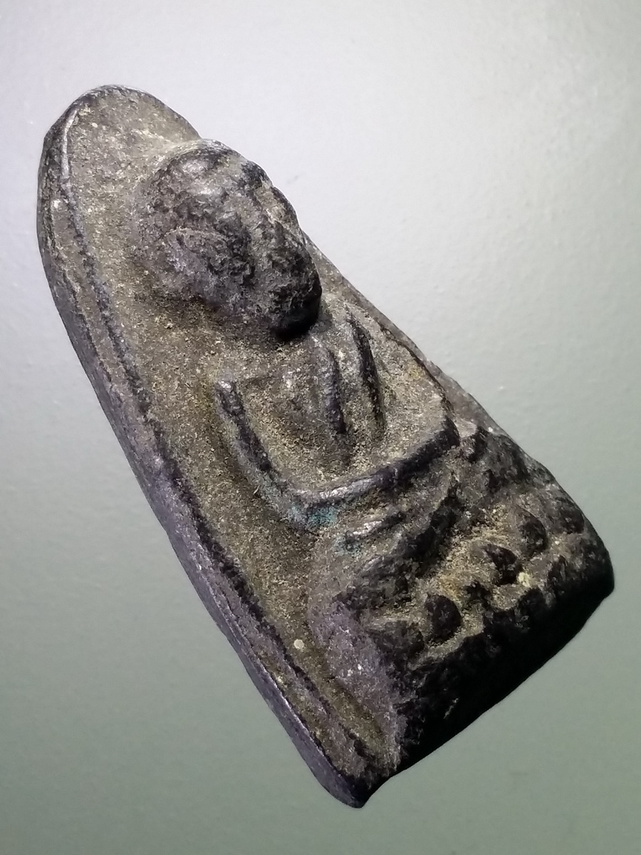 รหัสสินค้า หลวงปู่ทวด วัดต่างๆ 338 หลวงปู่ทวด เนื้อดินเผา วัดช้างให้ จังหวัดปัตตานี สร้างปี 2513 พระครูใบฎีกาขาว สร้าง ( พระองค์นี้เป็นพิมพ์ตลก บางคนเรียกว่าพิมพ์ตาโต หายากกว่าทุกพิมพ์ ครับ