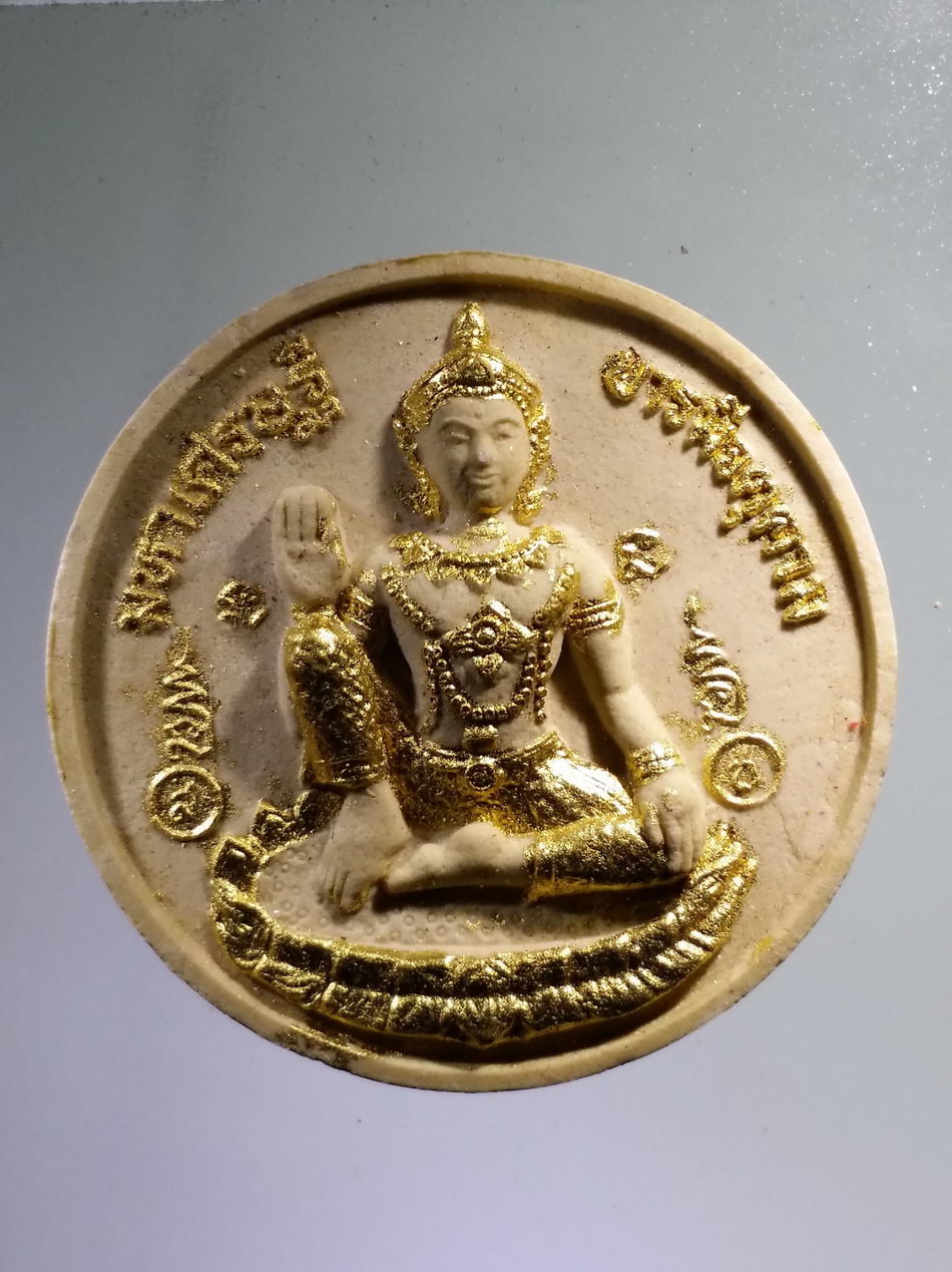รหัสสินค้า จตุคามรามเทพ 811 จตุคามรามเทพ เนื้อว่านขาวปัดทอง รุ่นมหาเศรษฐีบารมีจตุคาม ไม่มีกล่อง เอากล่องรุ่นอื่นใส่ไปให้แทนนะครับ
