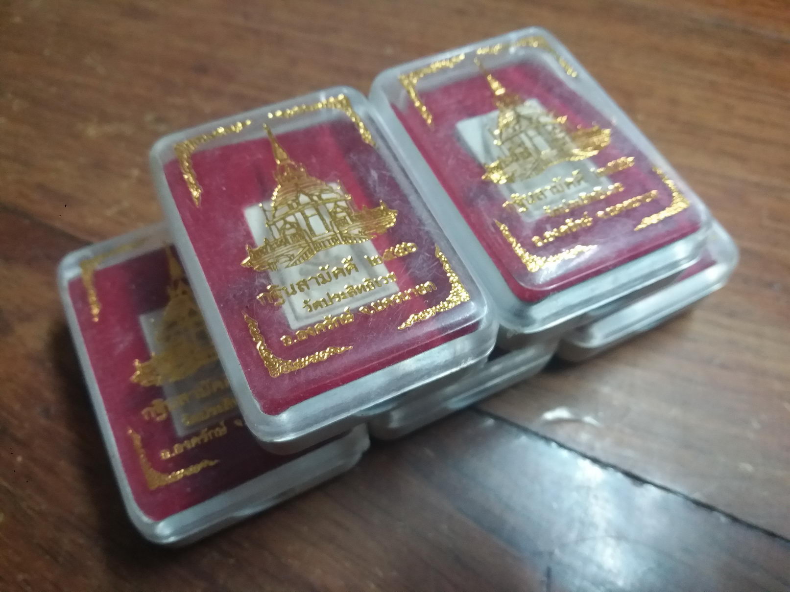 รหัสสินค้า พระมีกล่อง 003 พระสมเด็จพิมพ์คะแนน หลวงพ่ออุดมทรัพย์ วัดประสิทธิเวช อำเภอองครักษ์ จังหวัดนครนายก มีโค๊ตใต้ฐาน พระมีหลายองค์ ขอถ่ายรูปครั้งเดียวนะครับ