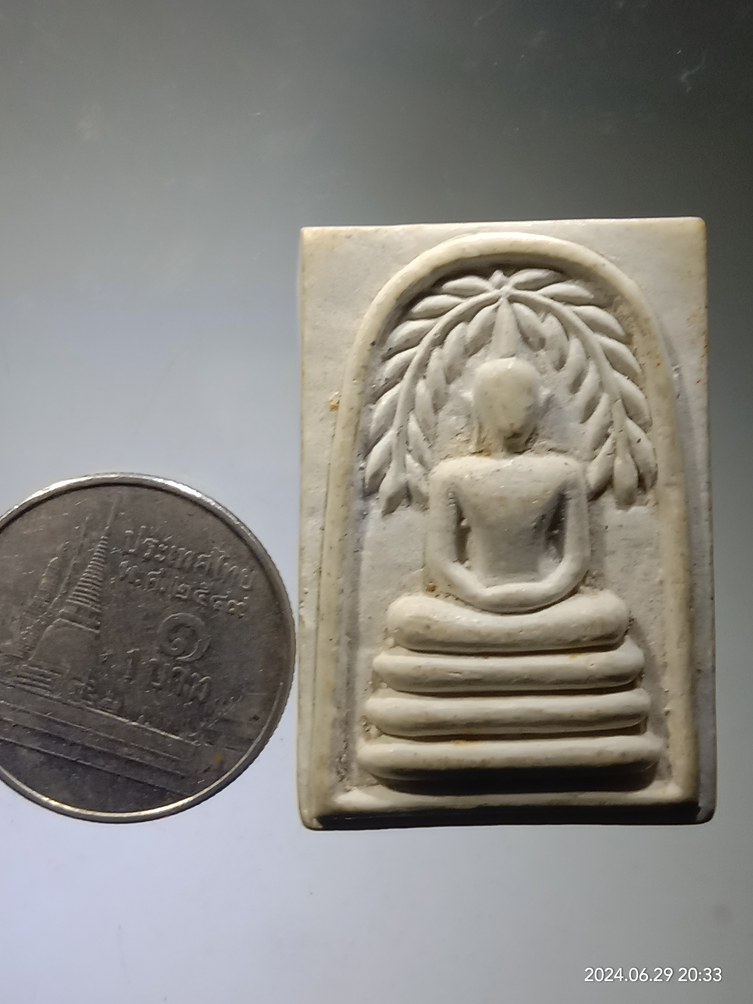 รหัสสินค้า พระสมเด็จ วัดต่างๆ 004 พระสมเด็จเนื้อผง พิมพ์สมาธิปรกโพธิ์ หลังรูปเหมือน หลวงพ่อภัทร วัดคลองลาว จังหวัดจันทบุรี ที่ระลึกในงานฝังลูกนิมิต สร้างปี 2544