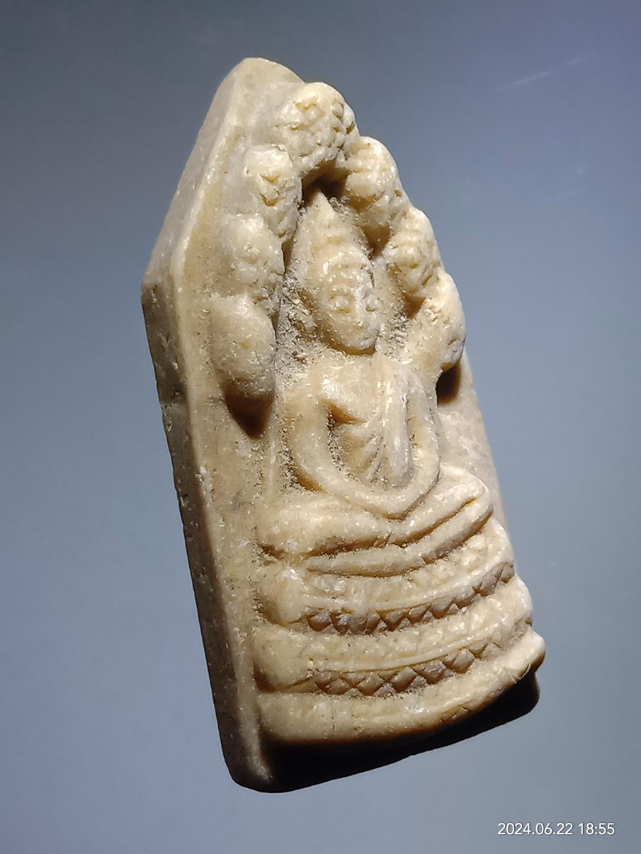 รหัสสินค้า พระเนื้อดิน เนื้อผง เนื้อว่าน 196 พระนาคปรก เนื้อผงน้ำมัน วัดพระพุทธบาท จังหวัดสระบุรี สร้างปี 2526 พิมพ์ใหญ่ หลวงพ่อกวย ปลุกเสก