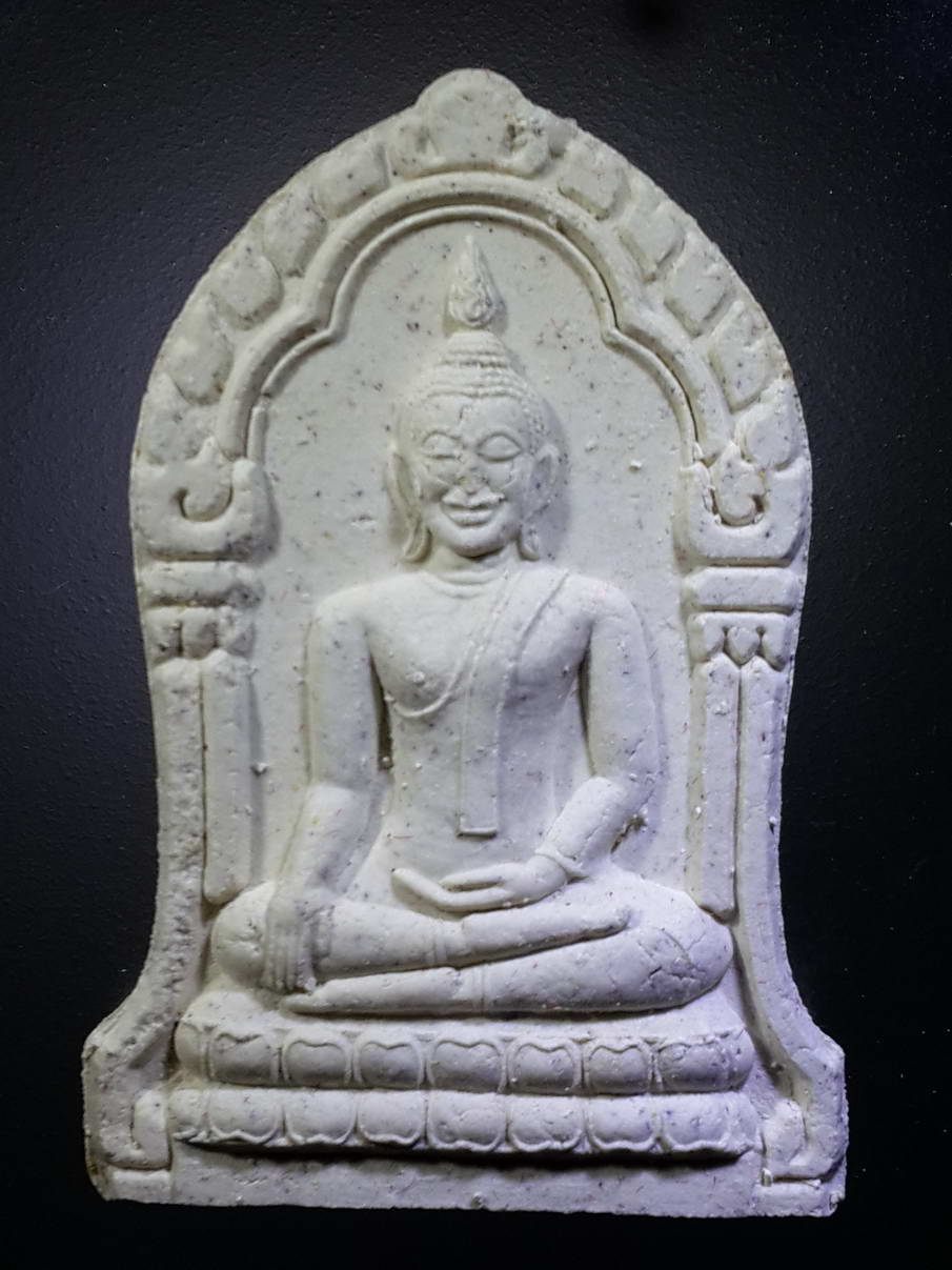 รหัสสินค้า พระมีกล่อง 303 พระพุทธชินราชใบเสมาเนื้อผง พระครูสมถวิกรม (ฟัก ภททจารี)