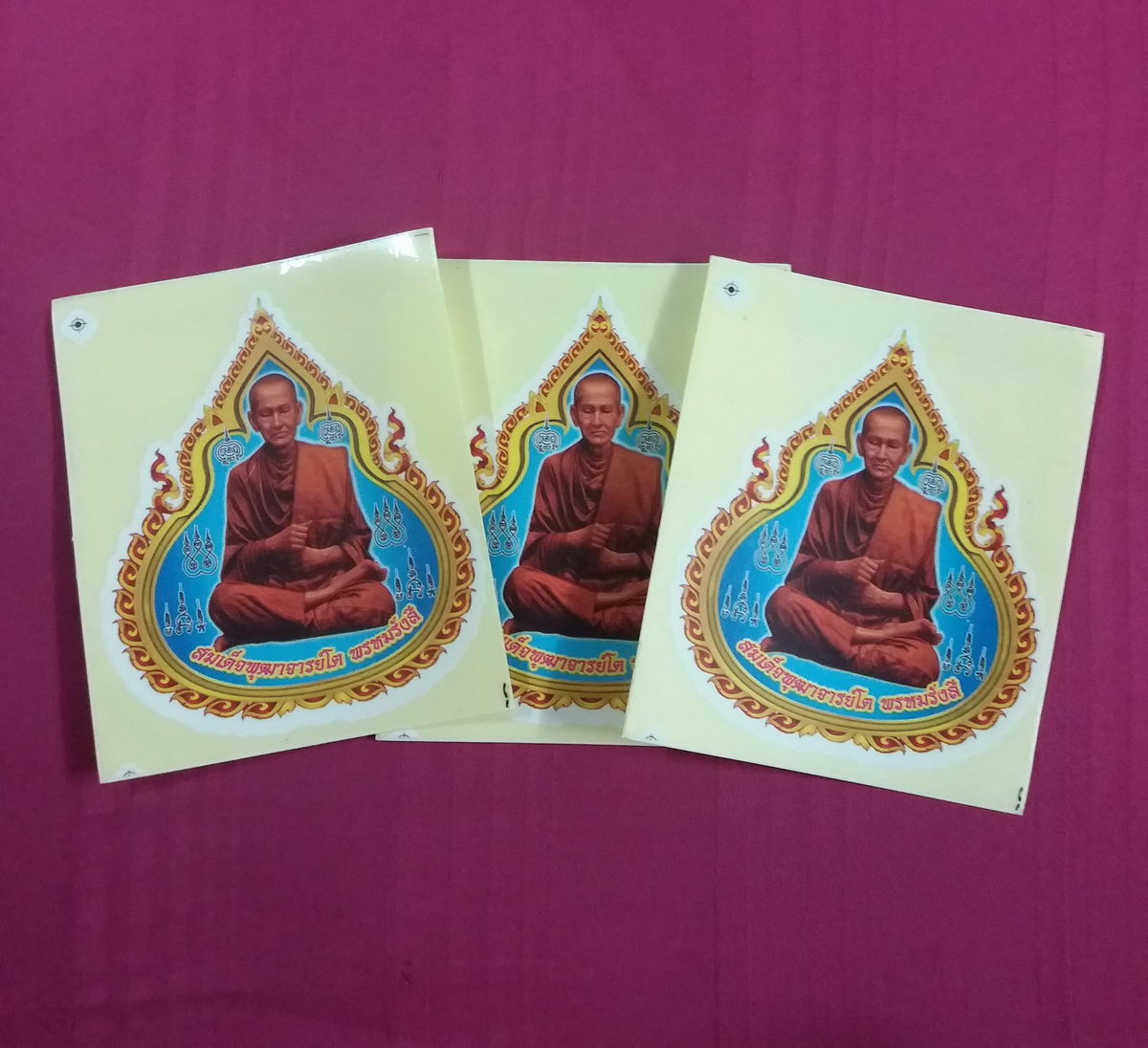 รหัสสินค้า เครื่องราง ล็อกเก็ต ภาพถ่าย 176 สติ๊กเกอร์ติดรถยนต์ สมเด็จพระพุฒาจารย์โต พรหมรังสี วัดสะตือ ตำบลท่าหลวง อำเภอท่าเรือ จังหวัดพระนครศรีอยุธยา สร้างปี 2535 จำนวน 3 แผ่น