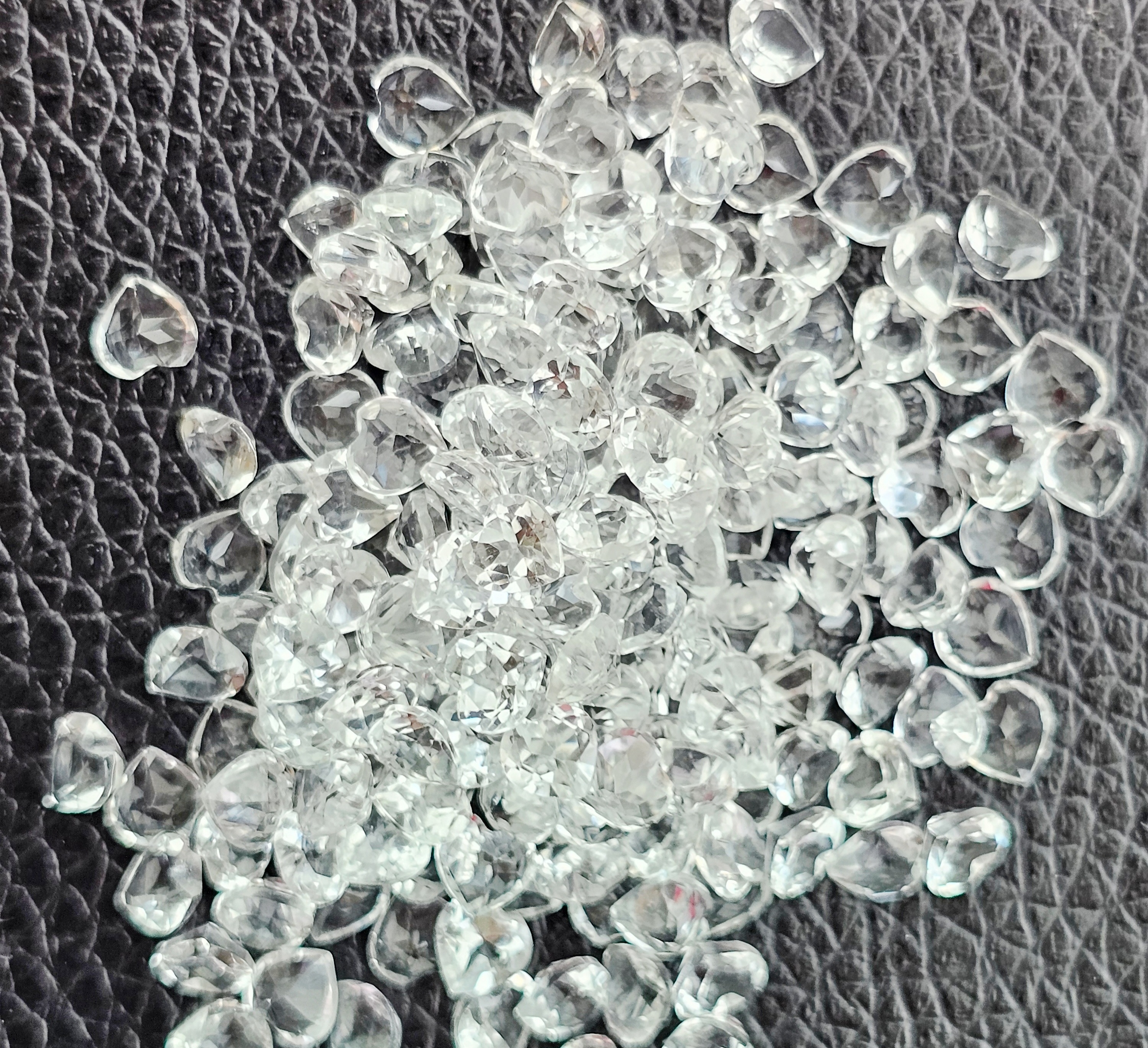 พลอยไวท์โทปาสหัวใจ 4 มม. 5 กะรัต