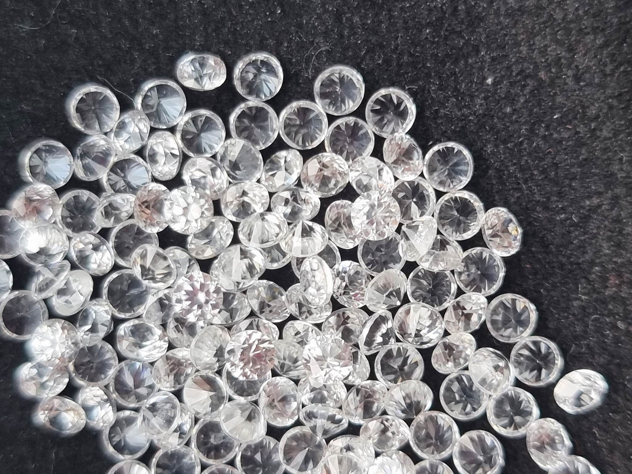 เพทายขาวกลมเจียรเหลี่ยม 3.0 มม. 1 กะรัต