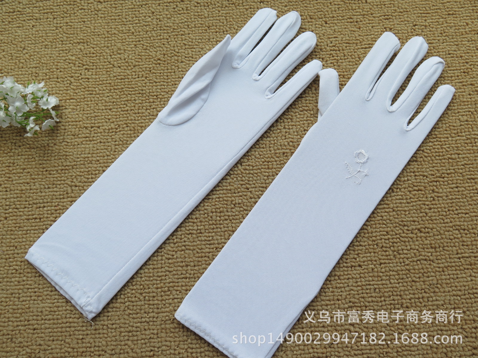 GL1011 ถุงมือออกงานสีขาว หรือใช้ในการแสดง รอบแขนก่อนยืด6นิ้ว-ยืดได้ถึง10นิ้ว เหมาะเด็กโต8-15ขวบ -จนถึงผู้ใหญ่ นิ้วกลางตั้งแต่2.5-3.25นิ้ว ผ้าเนียนสวย มีลายปักบนหลังมือ ขนาดฟรีไซส์ ยาว 12นิ้ว แบบกึ่งยาว ยืดได้เยอะใช้ได้ถึงผู้ใหญ่