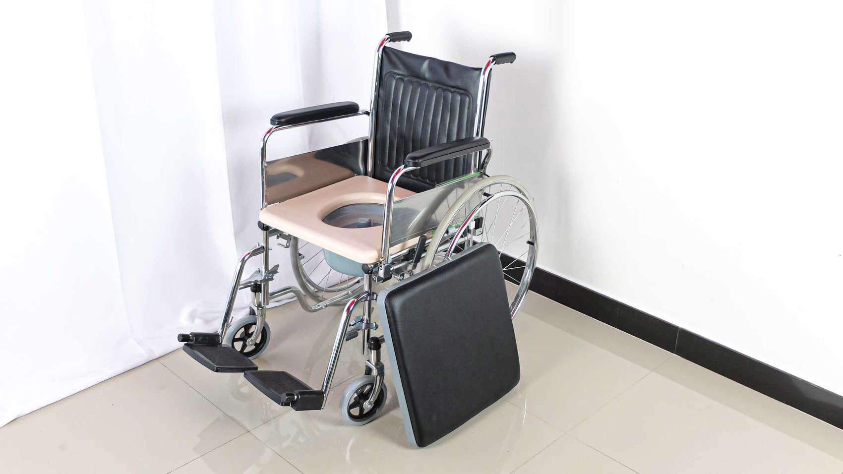 PS102 รถเข็นนั่งถ่ายเหล็กชุบโครเมี่ยม + พร้อมเบาะรองนั่ง