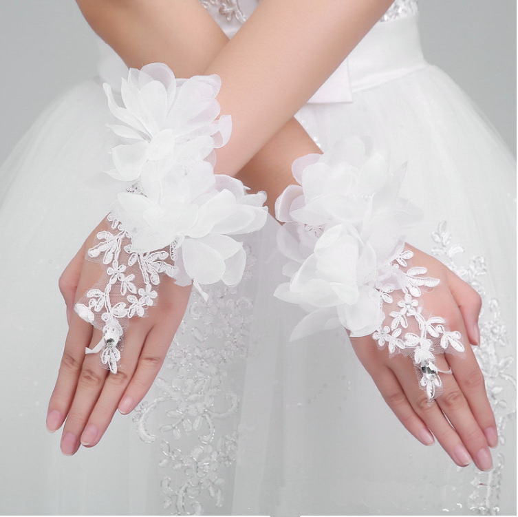 GL1122- ถุงมือเด็กออกงานแบบดอกไม้พุ่ม มีสีแดง-สีขาว ลูกไม้ถักเนื้อนุ่มนวลผิวตกแต่งสวยงามแบบเกี่ยวนิ้วกลาง สามารถปรับขนาดโดยผูกด้วยริบบิ้นได้ทุกขนาดแขนตั้งแต่ 3ขวบขึ้นไปถึงคนโตหรือผู้ใหญ่