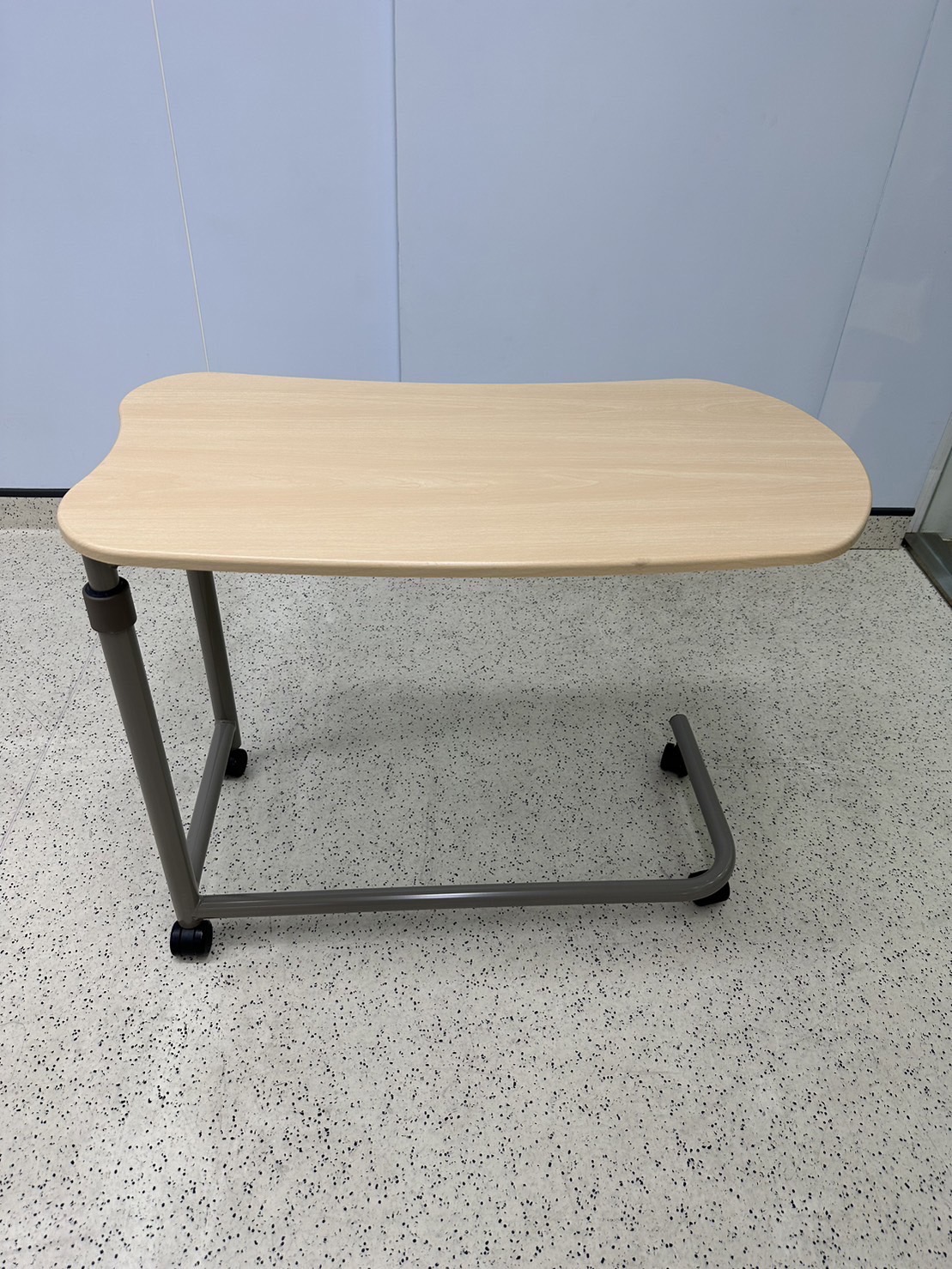 โต๊ะคร่อมเตียง แบรนด์ Hill-Rom (Overbed Hill-Rom)