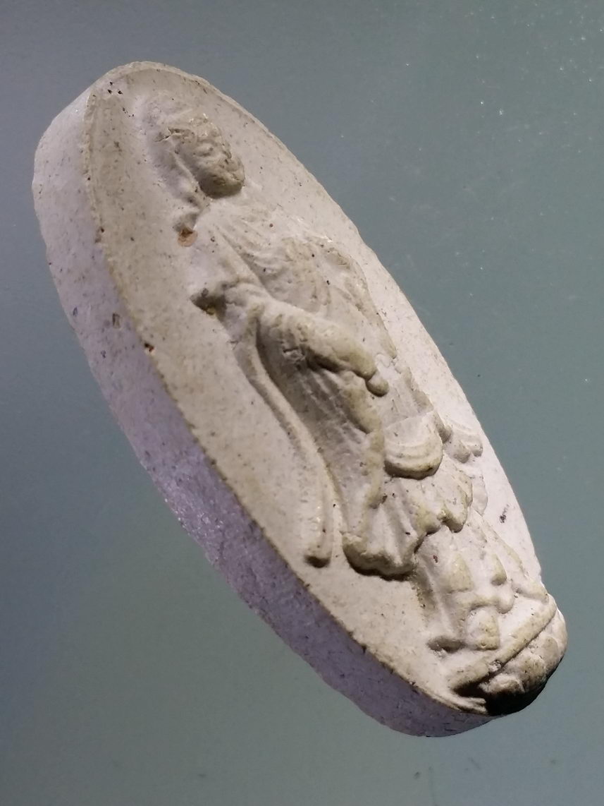 รหัสสินค้า พระไม่ทราบที่ 581 เจ้าแม่กวนอิมเนื้อผง หลังรอยพระบาทเจ้าแม่กวนอิม ไม่ทราบที่