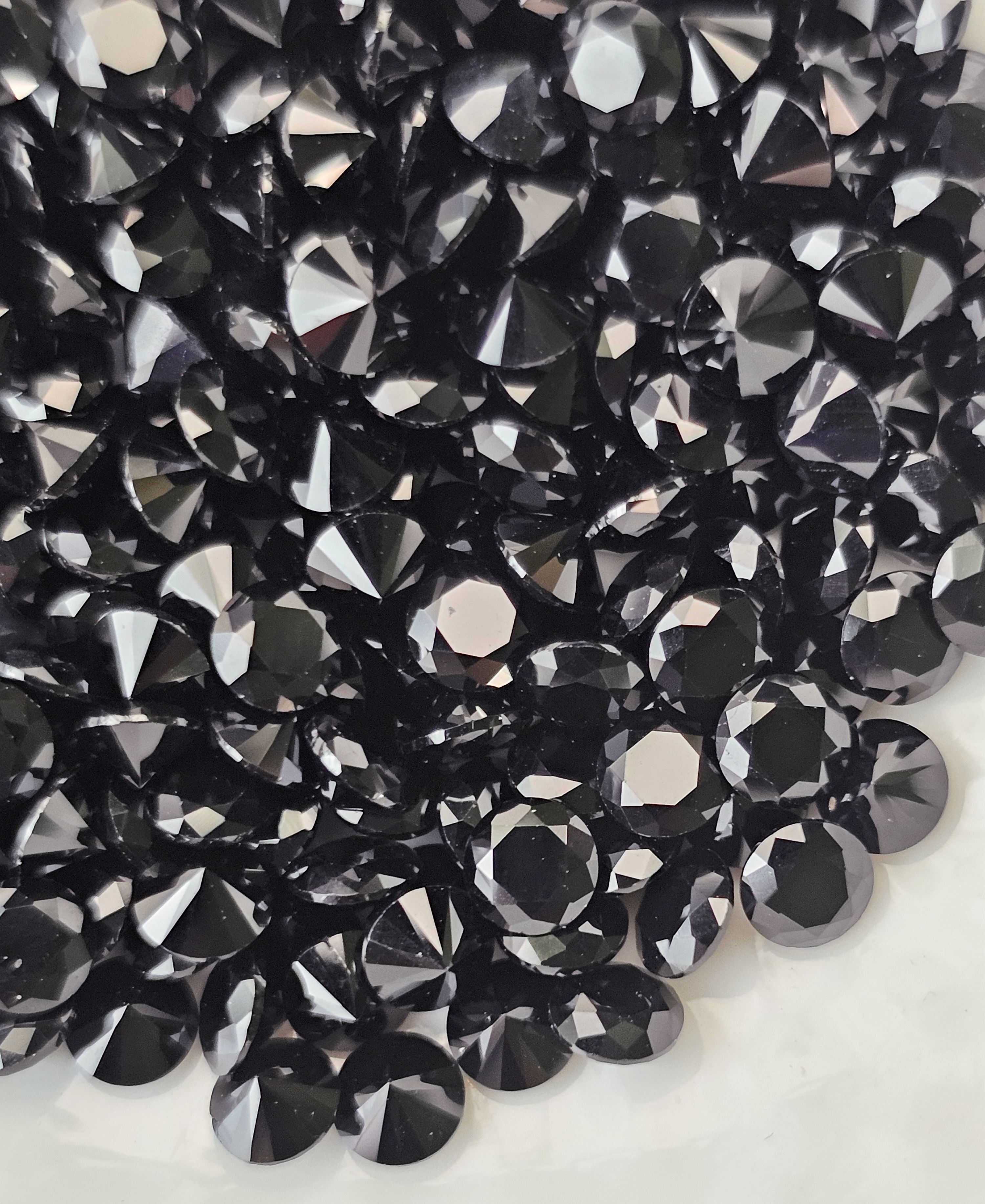 นิลกลมเจียรเหลี่ยม 4.0 มม. 5 กะรัต