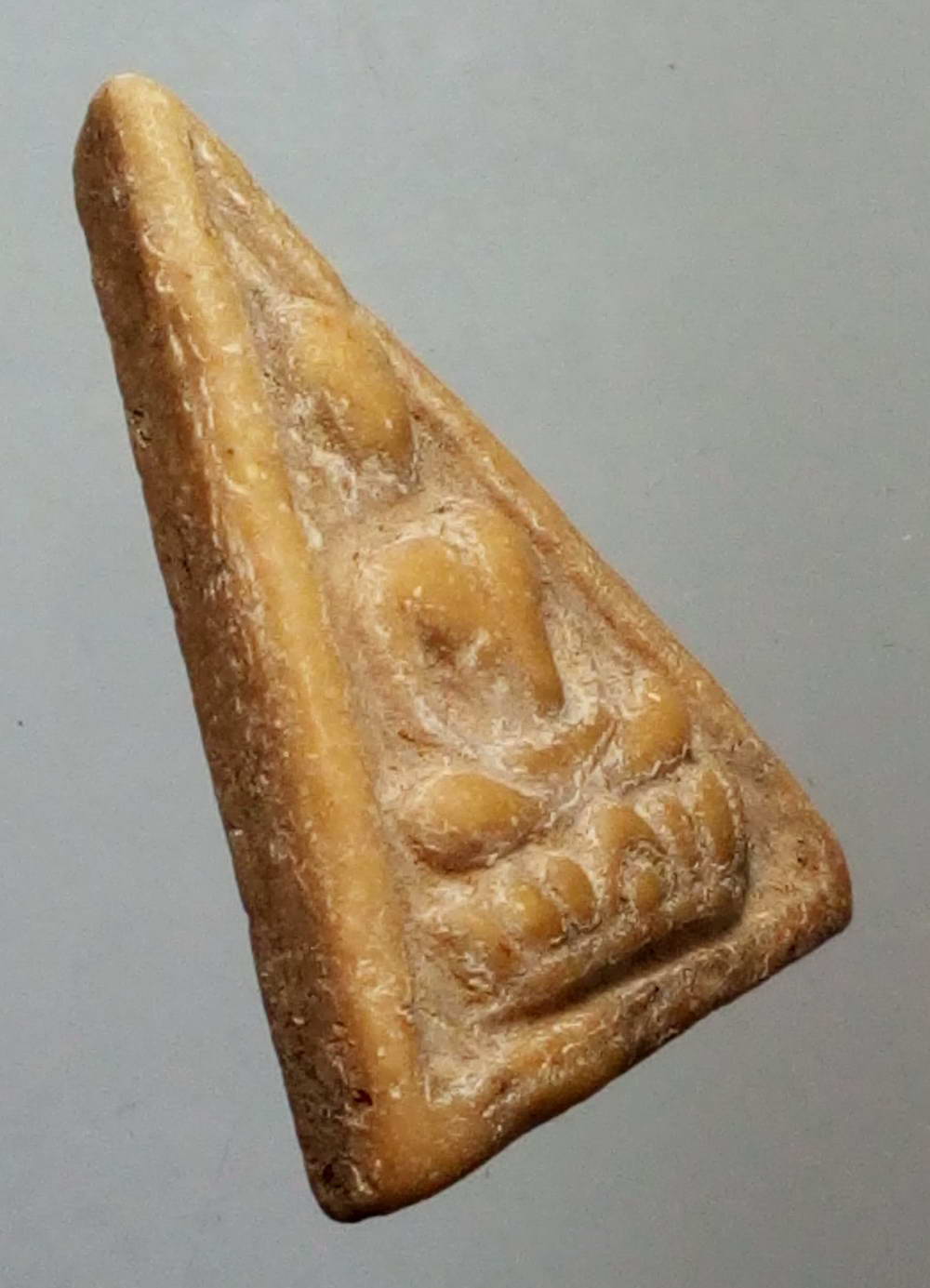 รหัสสินค้า พระไม่ทราบที่ 195 พระพุทธเนื้อผงน้ำมันพิมพ์สามเหลี่ยมหลังเรียบ ไม่ทราบที่ พระรายการนี้ให้เช่าบูชาแล้ว