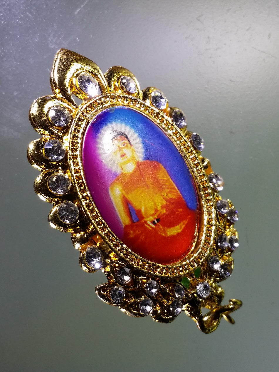 Antig Pim 351 ล็อกเก็ตเข็มกลัดกะไหล่ทอง ฝังเพชร พระพุทธเมตตา พุทธคยา ประเทศอินเดีย