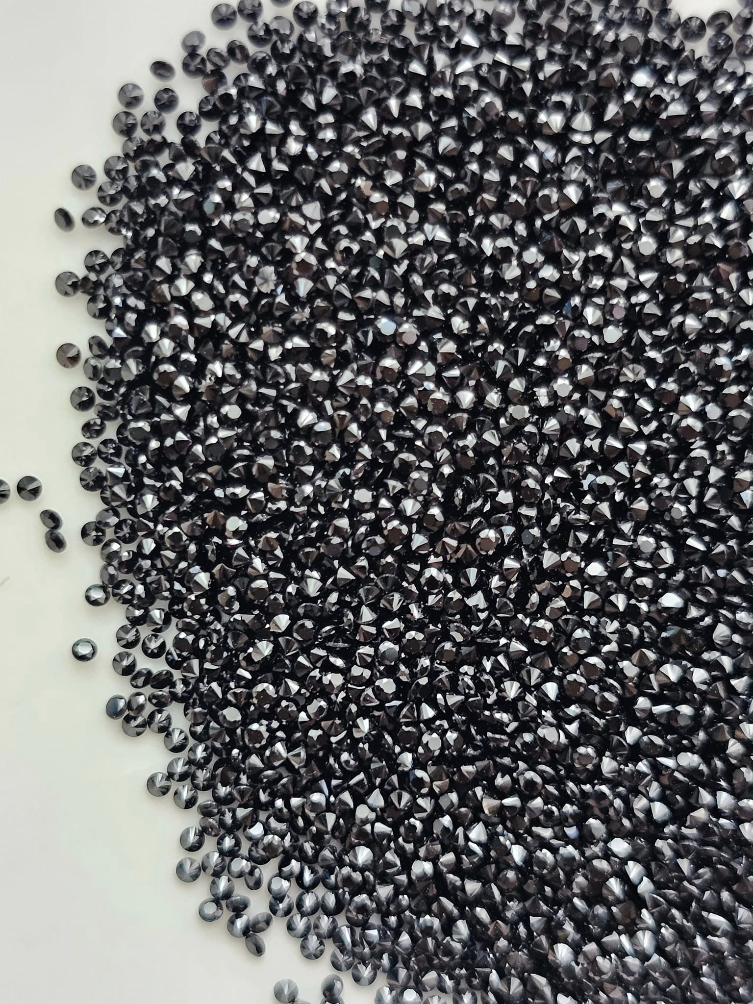 พลอยนิลกลมเจียรเหลี่ยม 1.0mm. 5 กะรัต