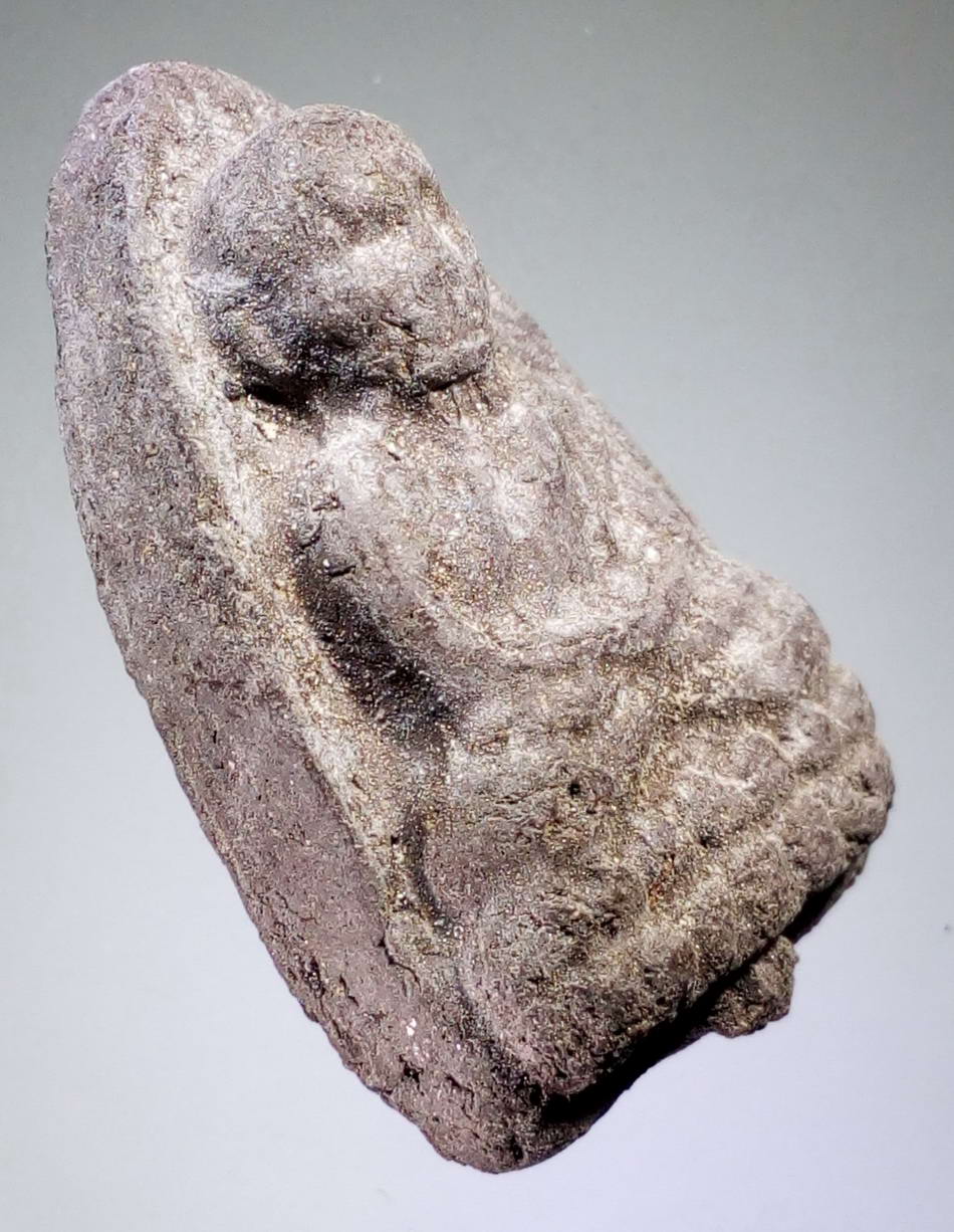 รหัสสินค้า หลวงปู่ทวด วัดต่างๆ 161 หลวงปู่ทวด วัดช้างให้ จ.ปัตตานี หลังอูม โรยแร่ ไม่ทราบปี ใต้ฐานมีรูสำหรับเสียบดึงออกจากพิมพ์