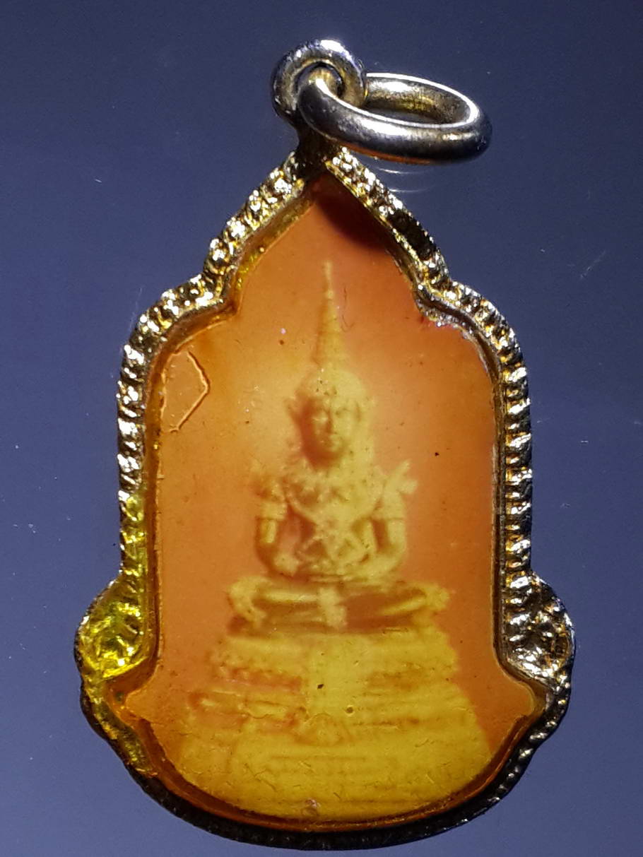 รหัสสินค้า เครื่องราง ล็อตเก็ต ภาพถ่าย 064 เหรียญล็อกเก็ตพระแก้วมรกต ที่ระลึกสมโภชกรุงรัตนโกสินทร์ 200 ปี วัดพระศรีรัตนศาสดาราม (วัดพระแก้ว) กรุงเทพมหานคร สร้างปี 2525 พระรายการนี้ให้เช่าบูชาแล้ว