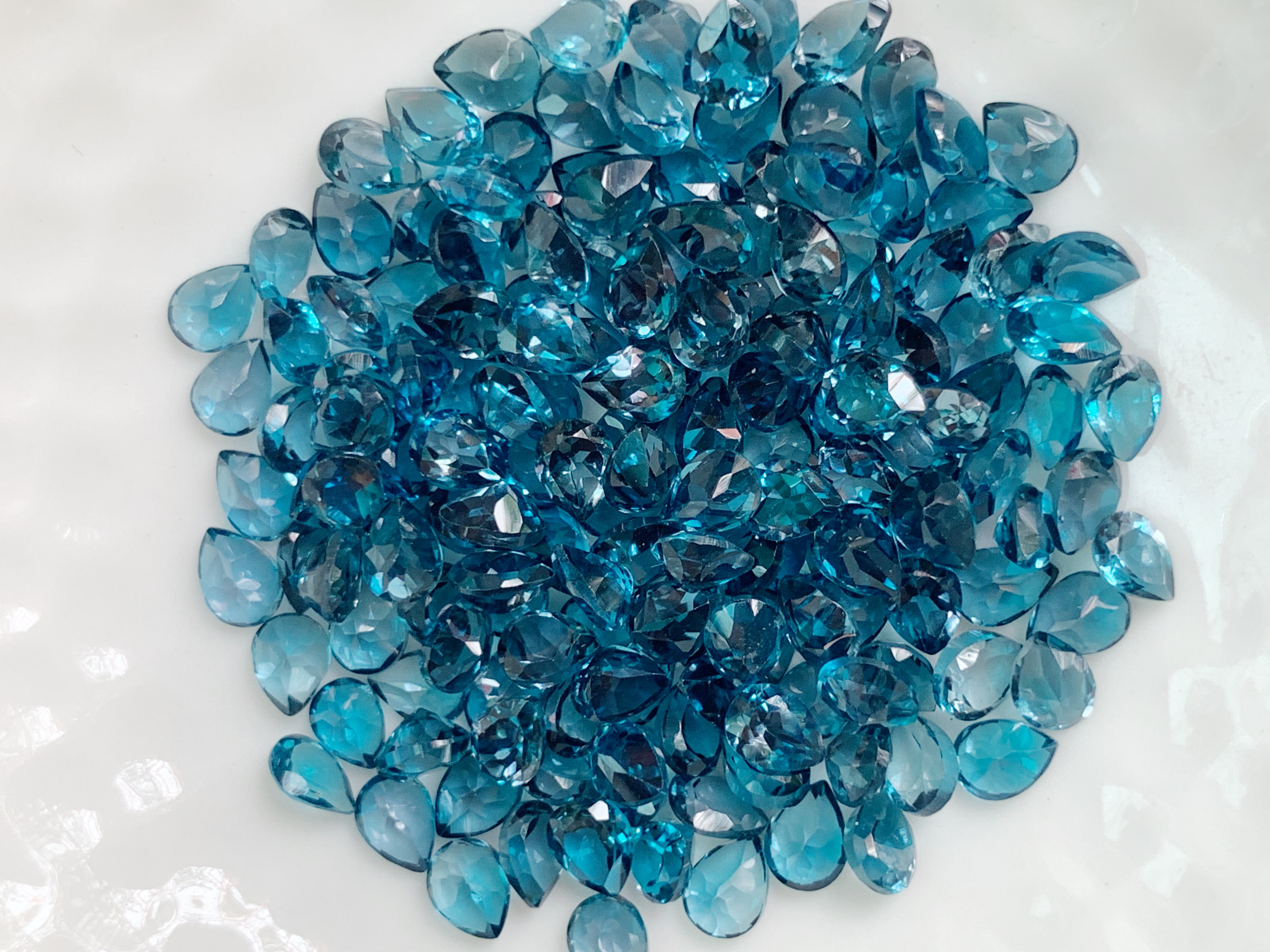 ลอนดอนบลูโทปาสหยดน้ำ 4x3 มม. 5 กะรัต