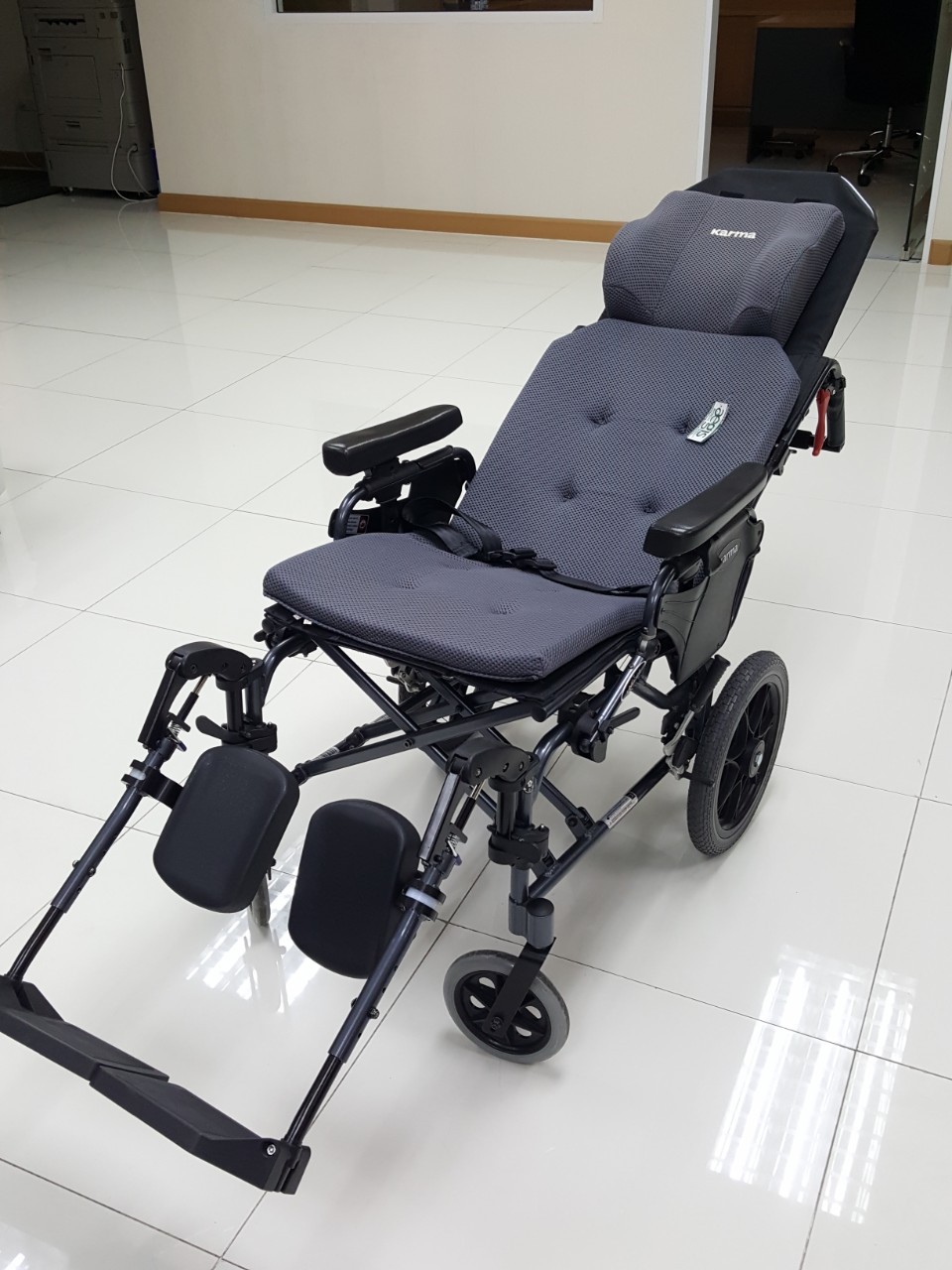 รถเข็นปรับเอนนอนได้ อลูมินัมอัลลอยด์คาร์ม่า รุ่น MVP502 (WheelChair KARMA MVP 502) ปรับเอนนอนได้ 170 องศา ที่วางแขนยกเปิดได้ โครงพักเท้ายืดตรงได้ พับเก็บได้ + แถมฟรี สายคาดลำตัวกันตก ของแท้ รับประกันศูนย์ไทย 5 ปี รุ่น TOP (Best Seller)