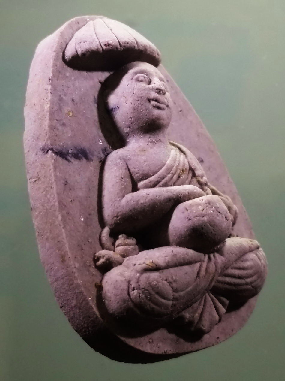 รหัสสินค้า พระเนื้อดิน เนื้อผง เนื้อว่าน 389 พระอุปคุตจกบาตร เนื้อผง หลวงพ่อปกรณ์ วัดถ้ำผาแด่น จังหวัดสกลนคร ขนาดเทียบกับเหรียญบาท