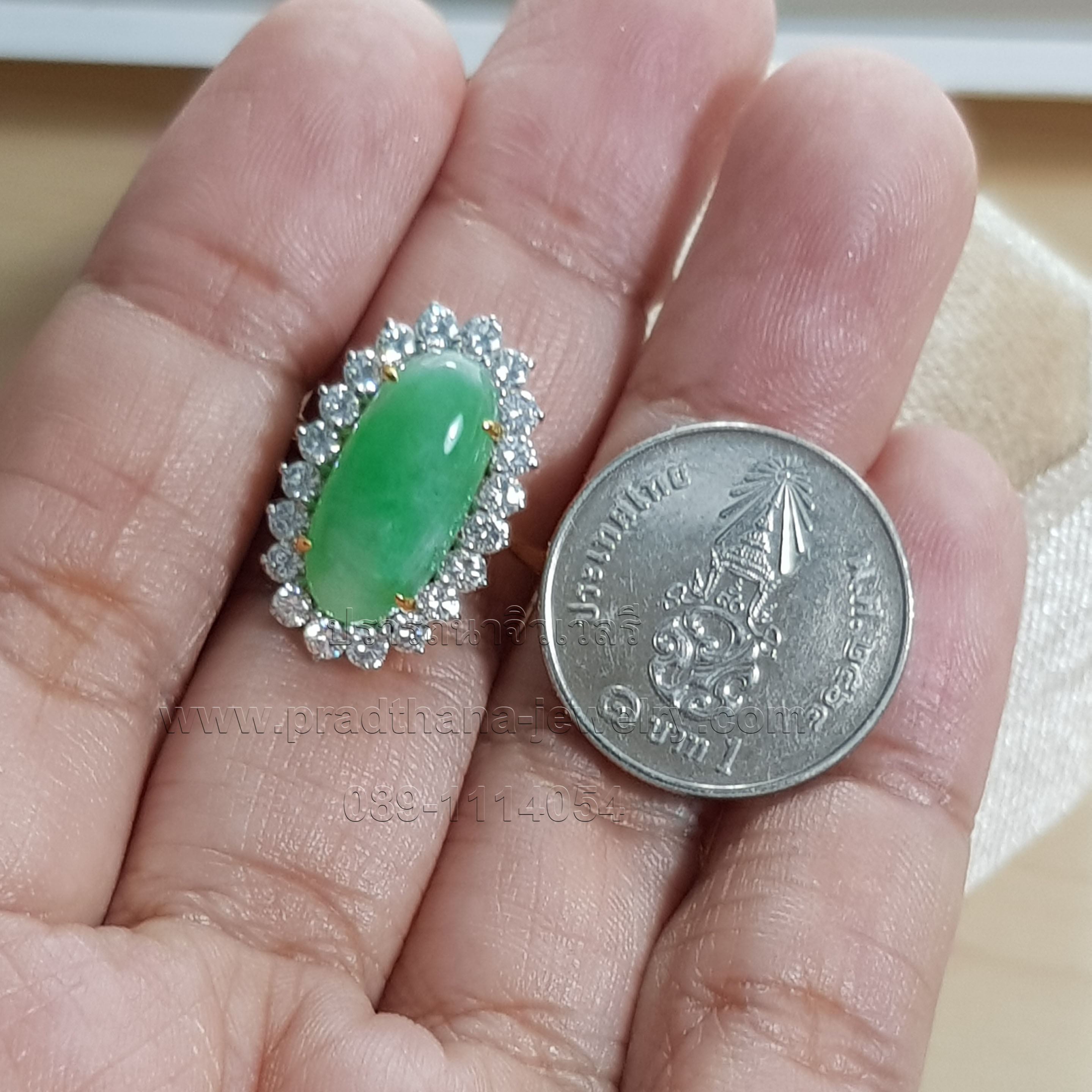 แหวนหยกล้อมเพชร