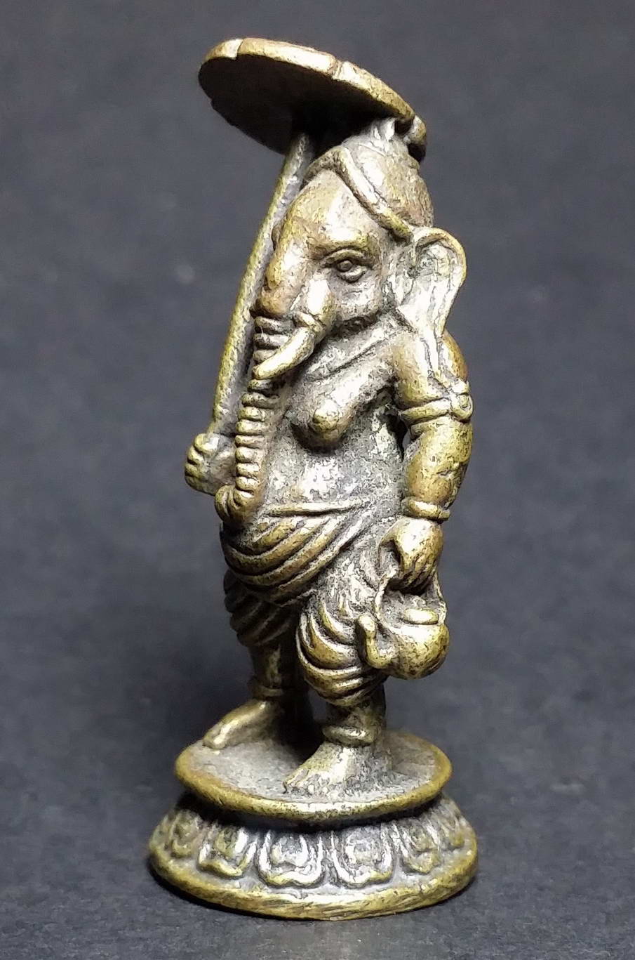 รหัสสินค้า พระกริ่ง พระหล่อ 470 รูปหล่อพระพิฆเณศวร ปางถือใบบัวเป็นร่ม และถือกาน้ำ งานทอง เหลืองเก่า น่าสะสม