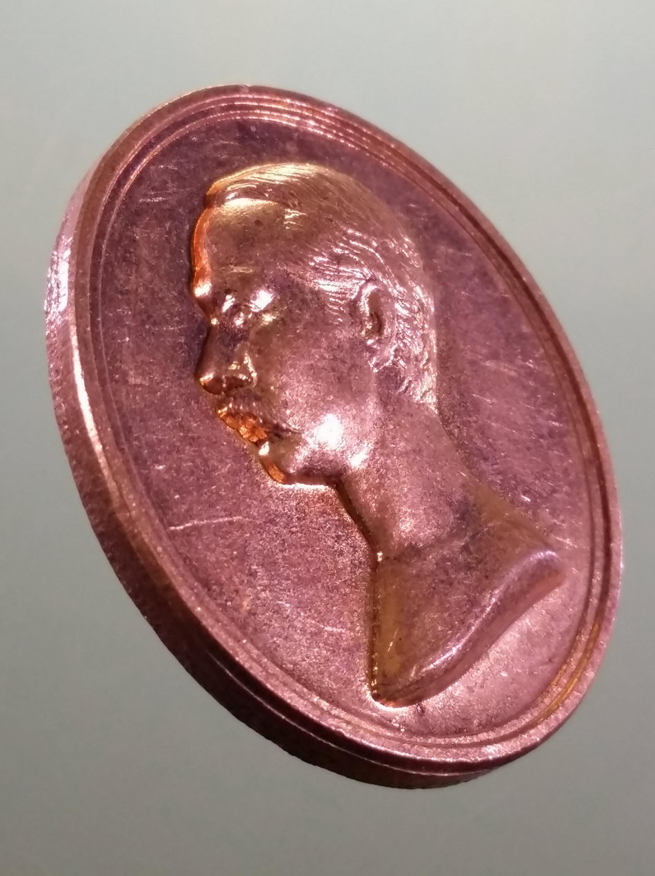 รหัสสินค้า พระมหากษัตริย์ และบุคคลสำคัญ 385 เหรียญเปลือย รัชกาลที่ 5 หลังพระปรมาภิไธยย่อ จปร.สมเด็จพระปิยะมหาราช ขนาดเทียบกับเหรียญบาท