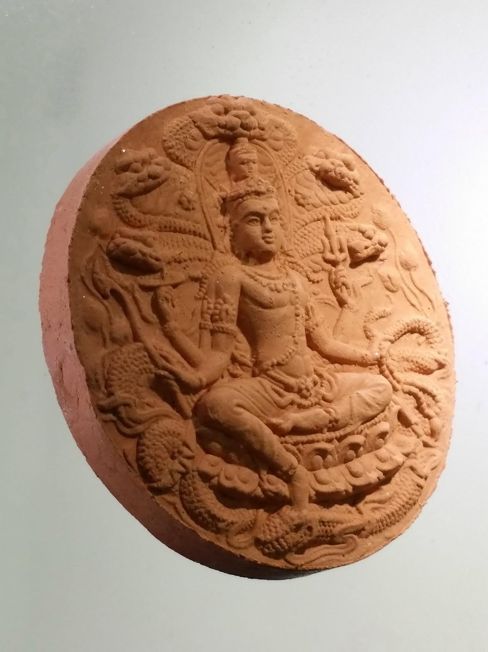 รหัสสินค้า จตุคามรามเทพ 734 พระเทวราชโพธิสัตว์จตุคามรามเทพ รุ่นมหาปาฏิหาริย์มั่งมีทรัพย์ เนื้อว่านแดง กล่องแปดเหลี่ยม