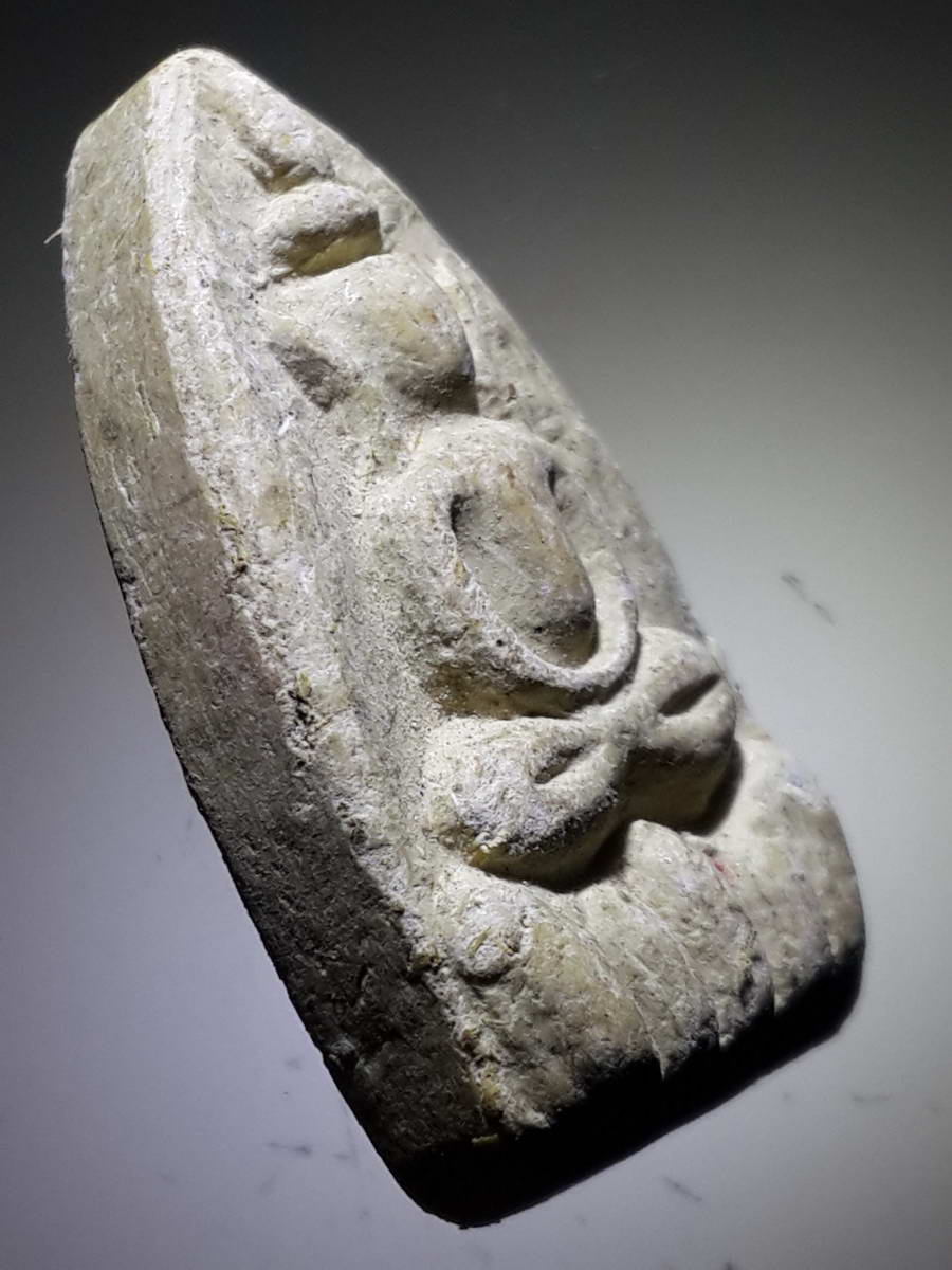 รหัสสินค้า พระไม่ทราบที่ 427 พระเนื้อผง พิมพ์ตุ๊กตา นั่งสมาธิฐานบัว หลวงพ่อหนึ่ง ไม่ทราบที่