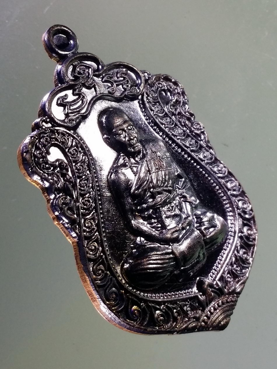 Antig Pim 404 เหรียญเสมาใหญ่ หลวงปู่ปัน วัดเทพนิมิตรจันแสงวนาราม รุ่นสร้างบารมี เนื้อทองแดงรมดำ ตอกโค๊ต หมายเลข 953