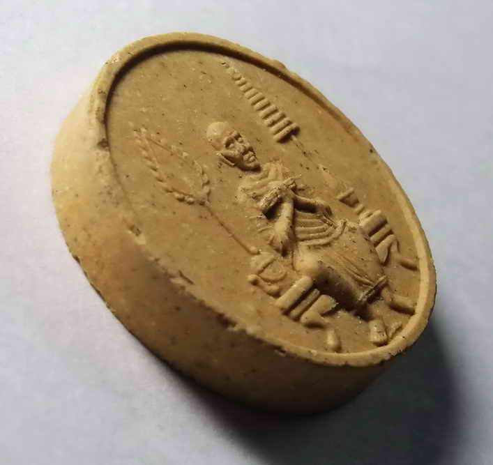 รหัสสินค้า พระไม่ทราบที่ 085 พระผงจันทร์ลอยรูปเหมือนสมเด็จพุฒาจารย์โต พรหมรังษีหลังยันต์ห้า ไม่ทราบที่