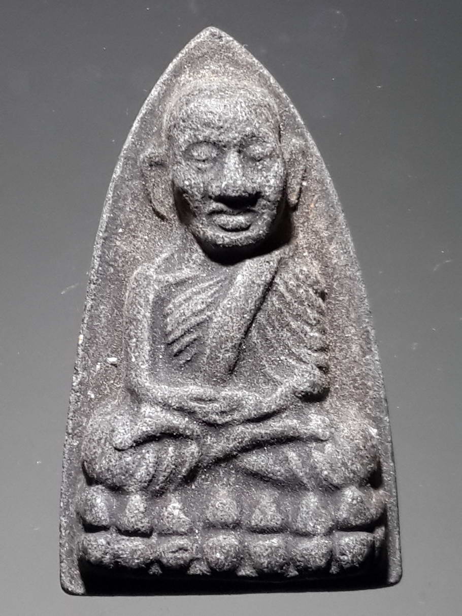 รหัสสินค้า หลวงปู่ทวด วัดต่างๆ 332 หลวงปู่ทวด วัดช้างให้ จังหวัดปัตตานี เนื้อว่าน พิมพ์เตารีด หลังตัวหนังสือนูน